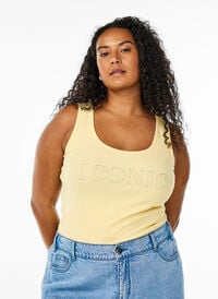 Singlet med strass og smal passform, Gul Singlet med strass og smal passform, Gul, Model