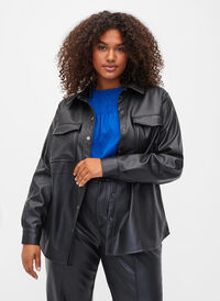 Skjorte i imitert skinn, Black, Model