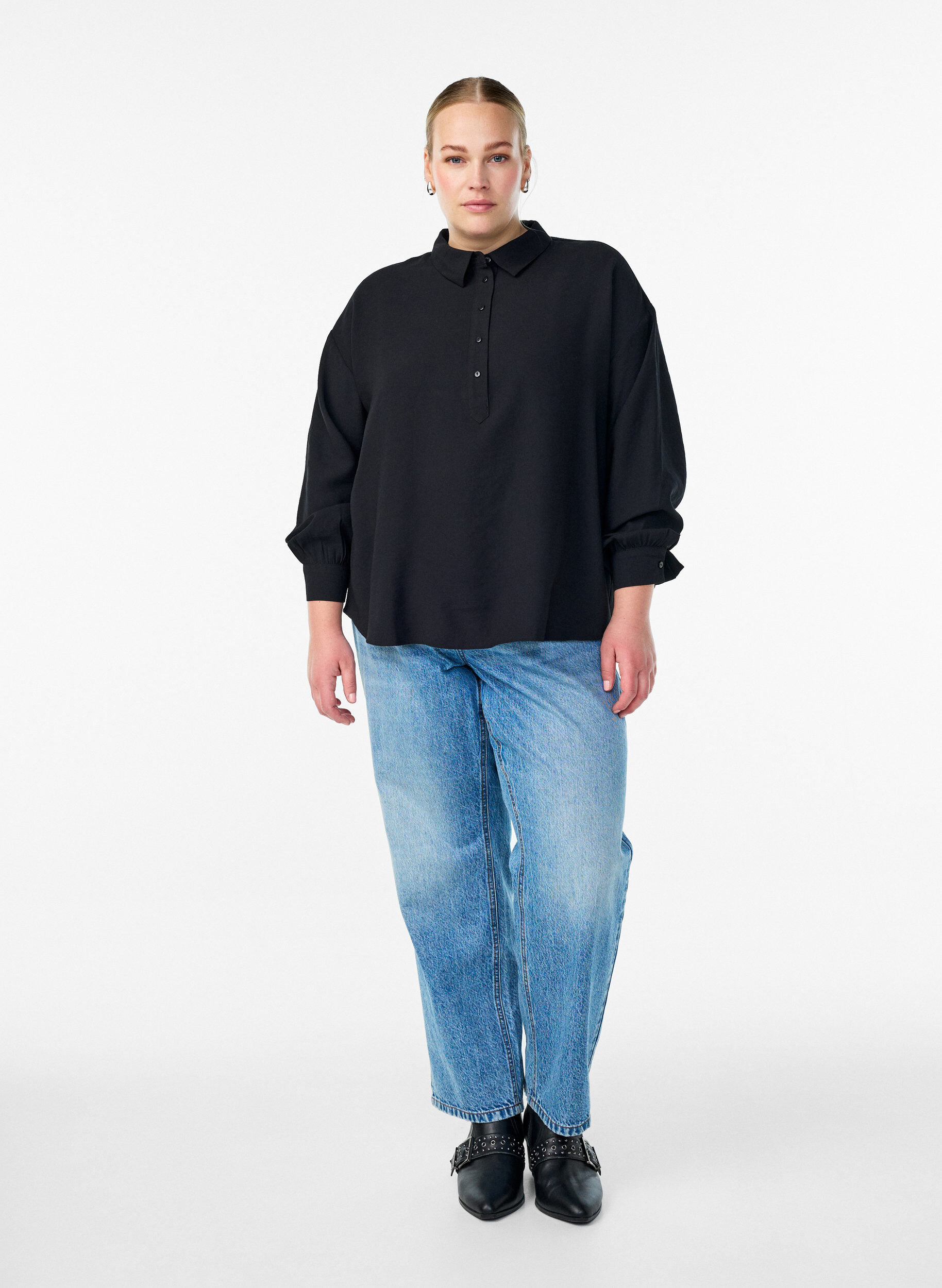 Zizzi Skjortebluse med knappedetalj bak, Svart, Model image number 1