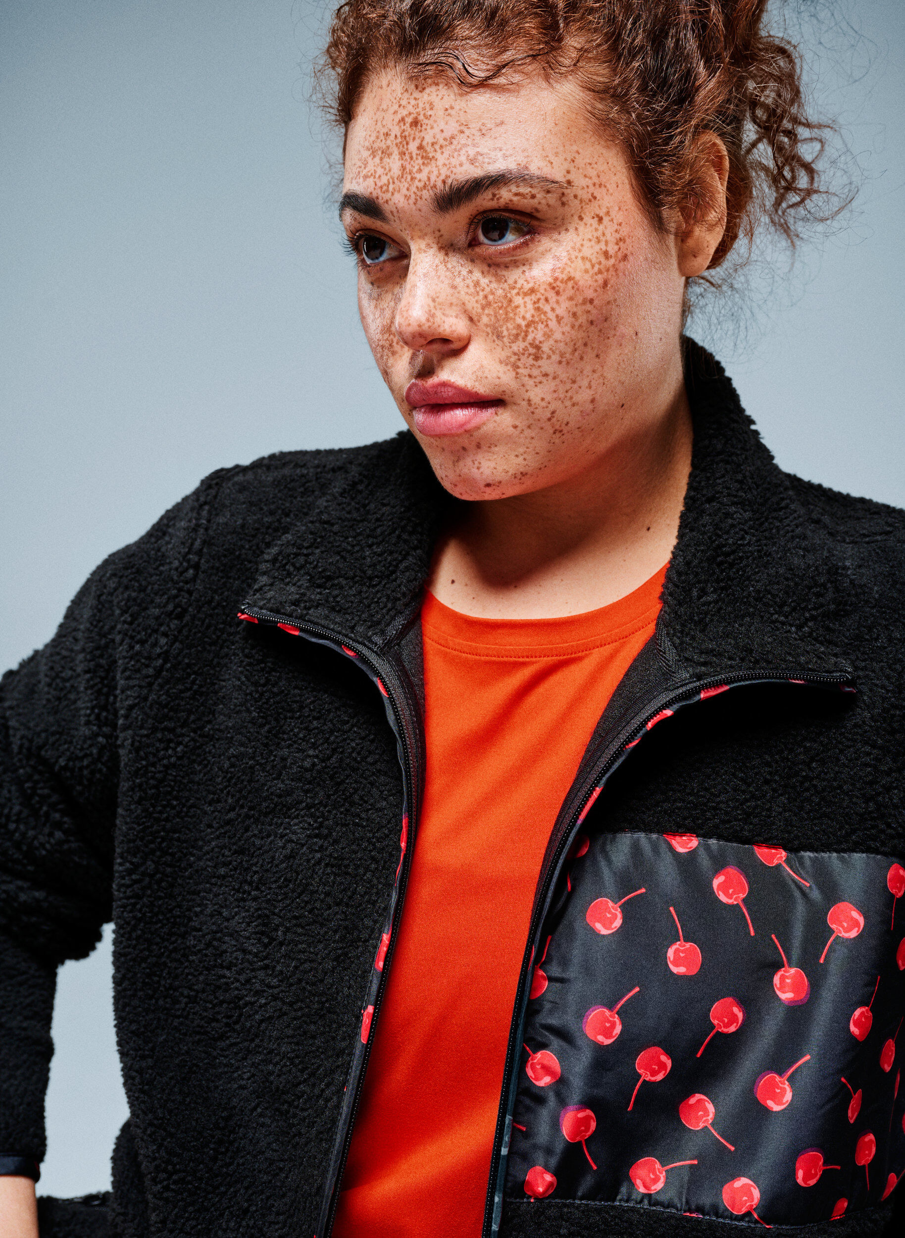 Teddy-fleece jakke med kirseb&aelig;rdetaljer