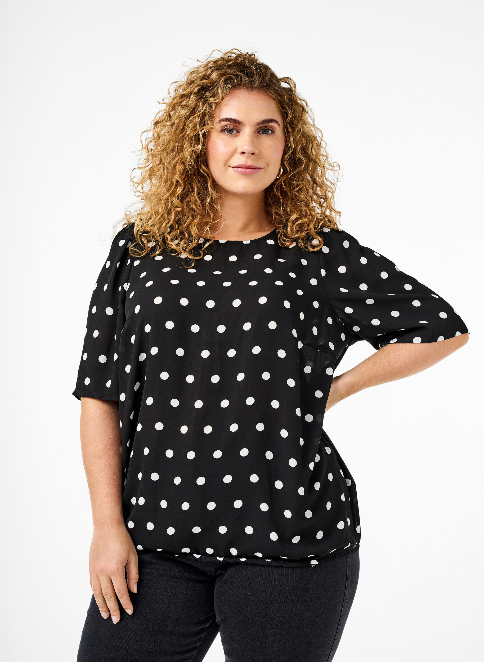 Zizzi Prikkete bluse med korte ermer, Black W. White Dot, Model image number 0