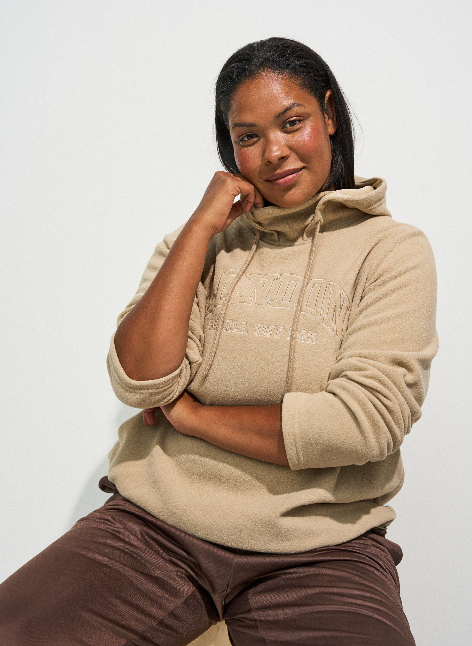 ZizziFleece hettegenser med h&oslash;y hals og brodert tekst, Beige, Model image number 0