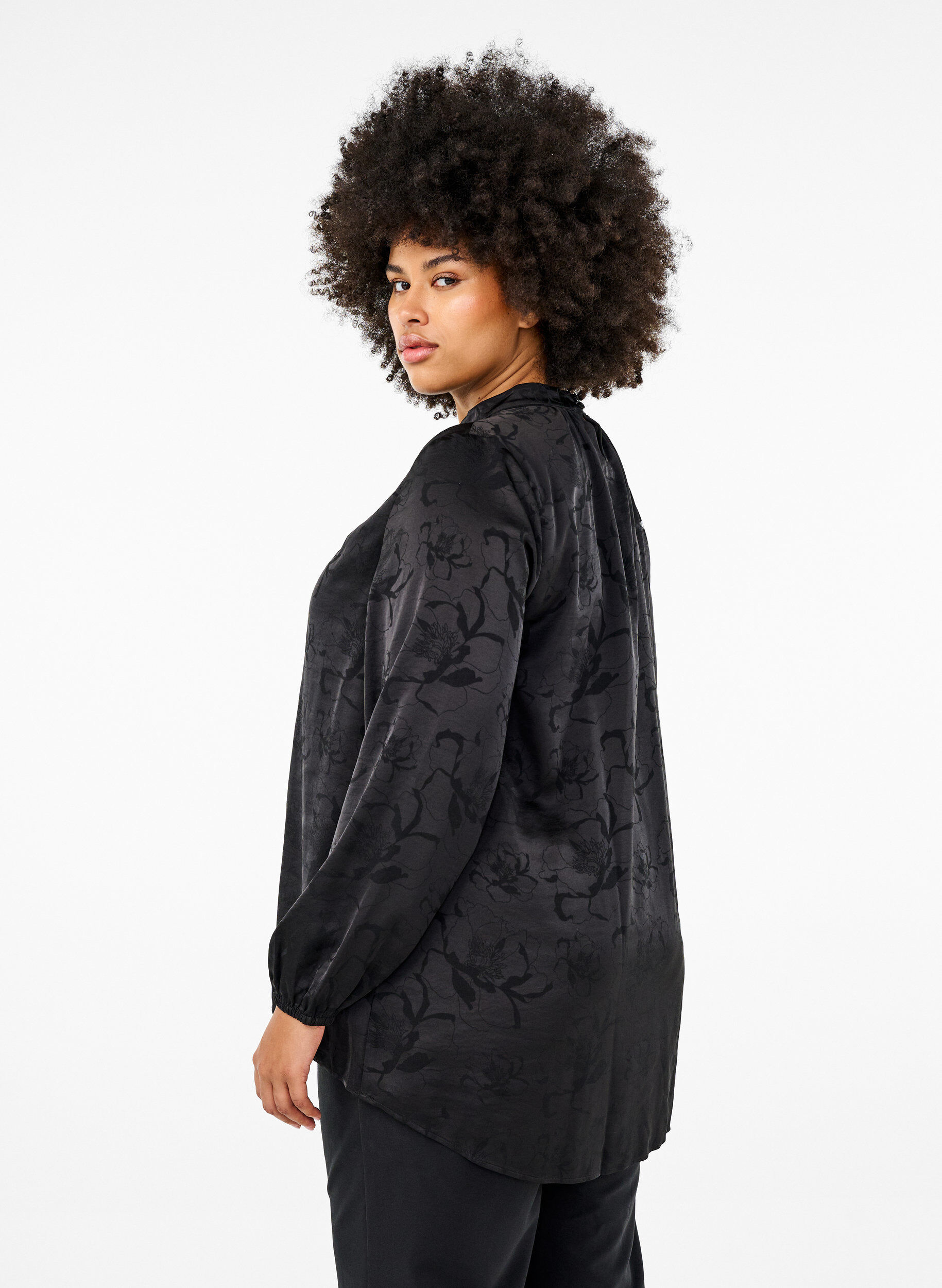 Zizzi Satinbluse med ton-i-ton m&oslash;nster, Black, Model image number 1