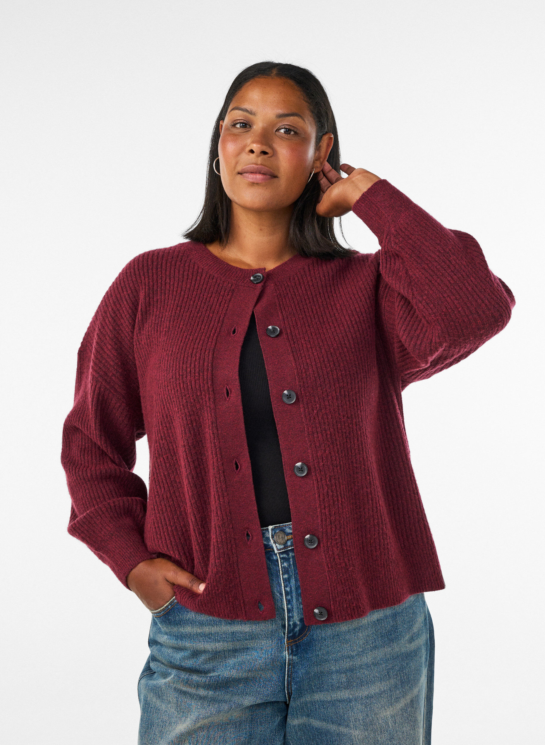 Ribbestrikket cardigan med knapper, R&oslash;d, Model