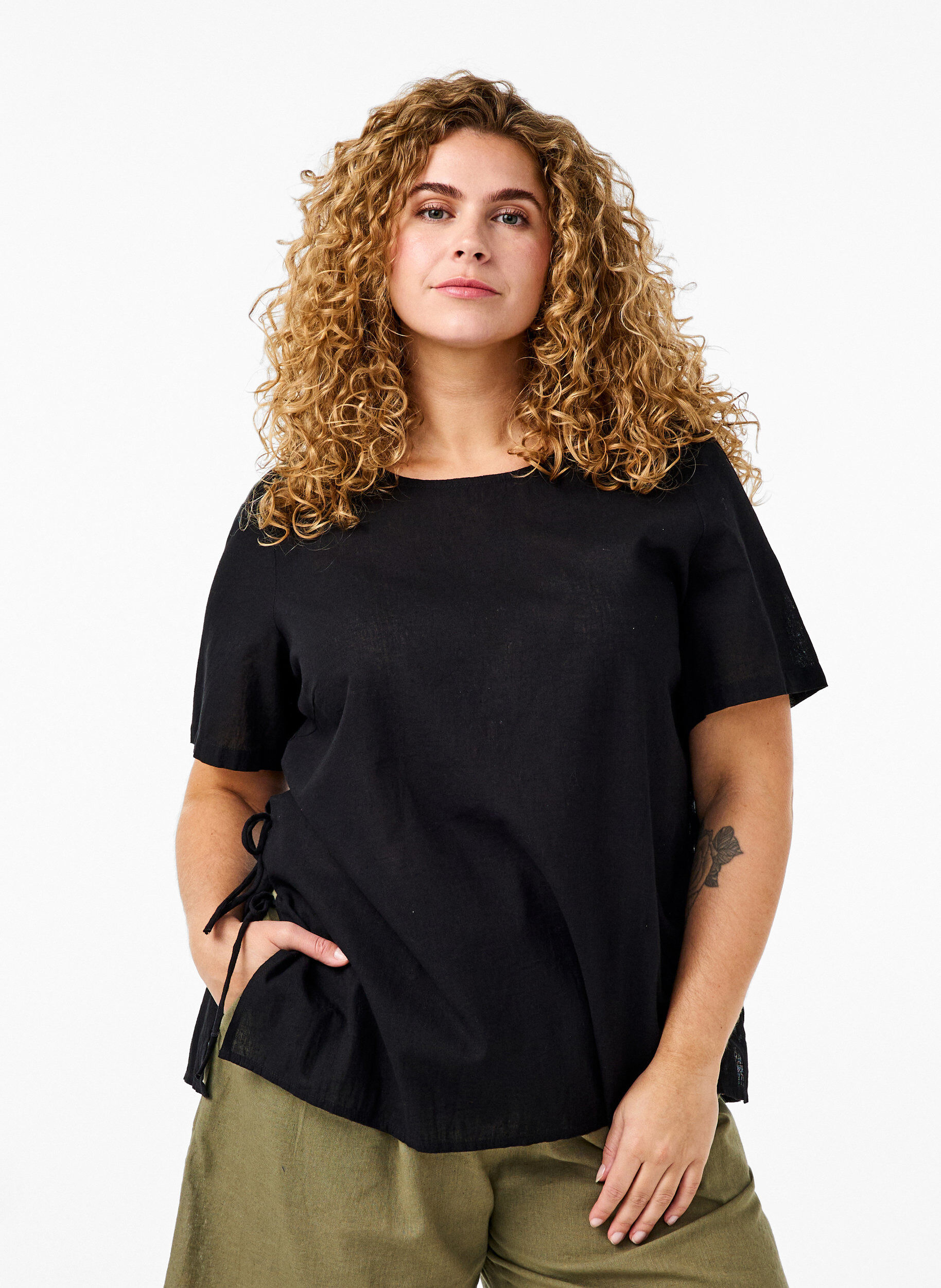 Zizzi Kortermet bluse i bomullsblanding med lin og blondedetaljer, Black, Model image number 0