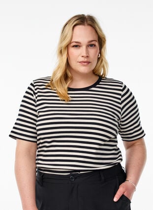 Zizzi T-shirt med striper og ribbestrikket struktur, Svart, Model image number 0