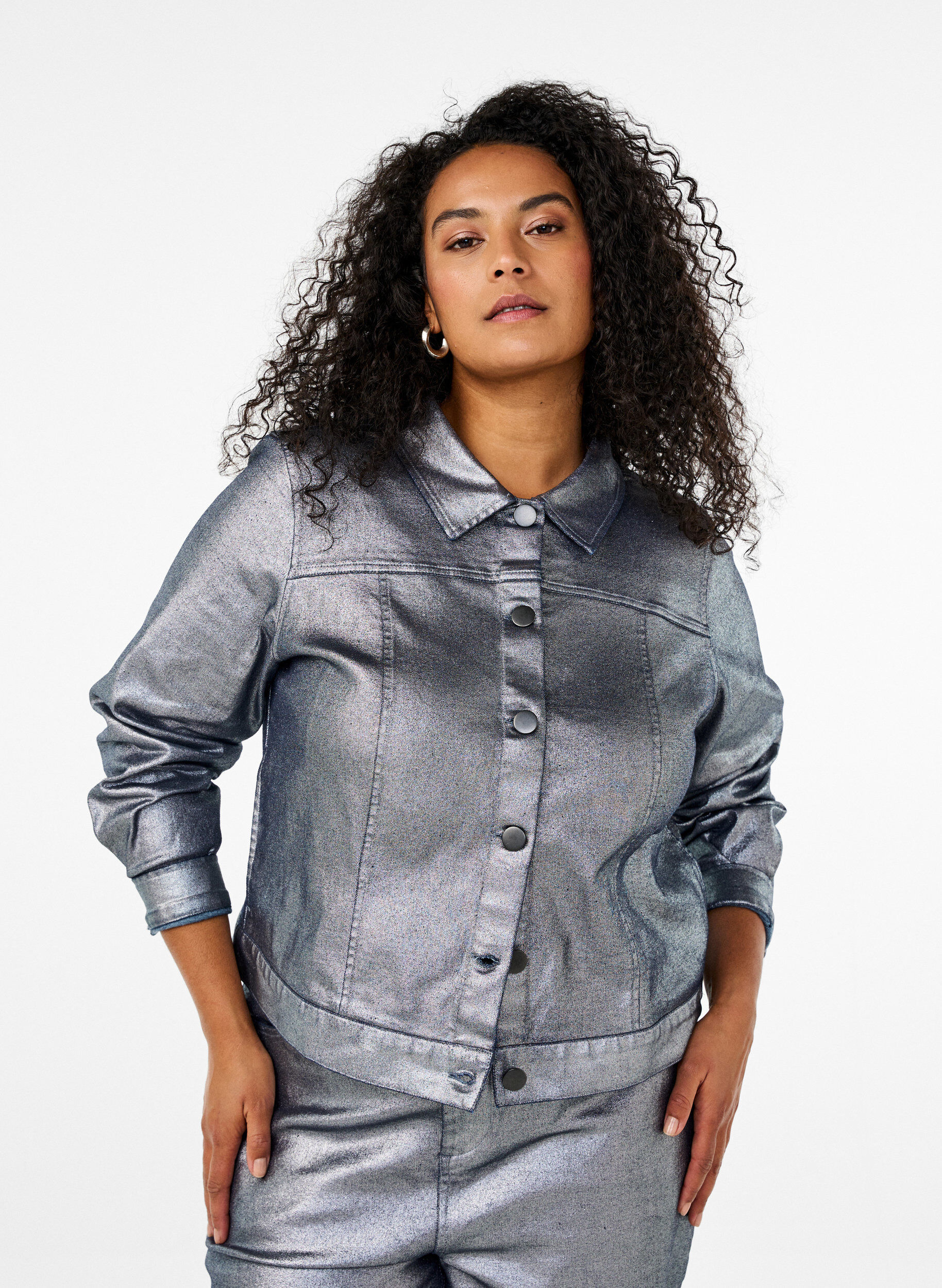 Zizzi Kort denimjakke med s&oslash;lvbelegg, Gun Silver, Model image number 0