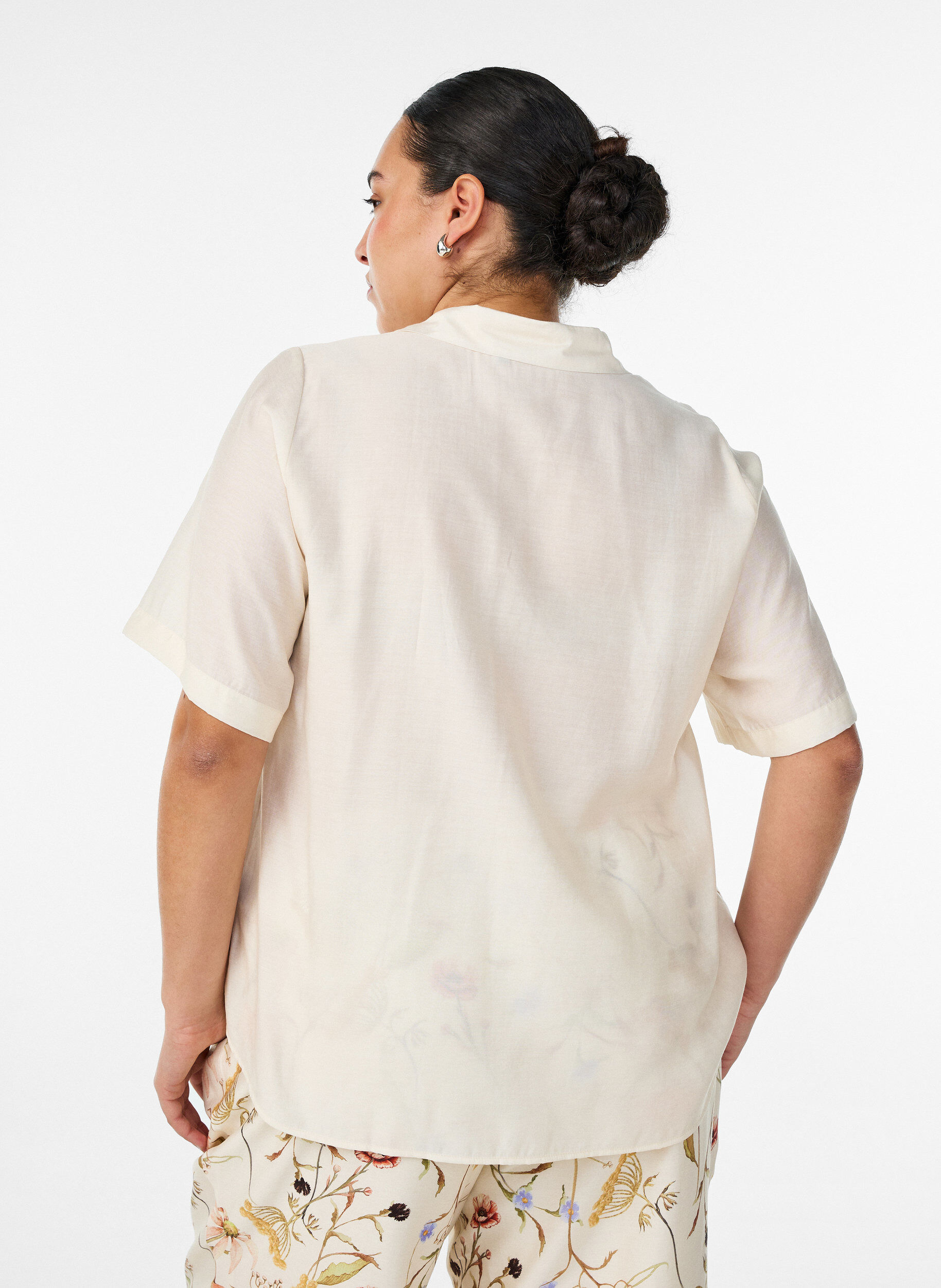 ZizziBluse med albuelange ermer og blomsterdetaljer, Beige, Model image number 2