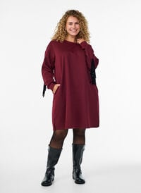 Knelang genserkjole med frynser, Mørk Bordeaux Knelang genserkjole med frynser, Mørk Bordeaux, Model