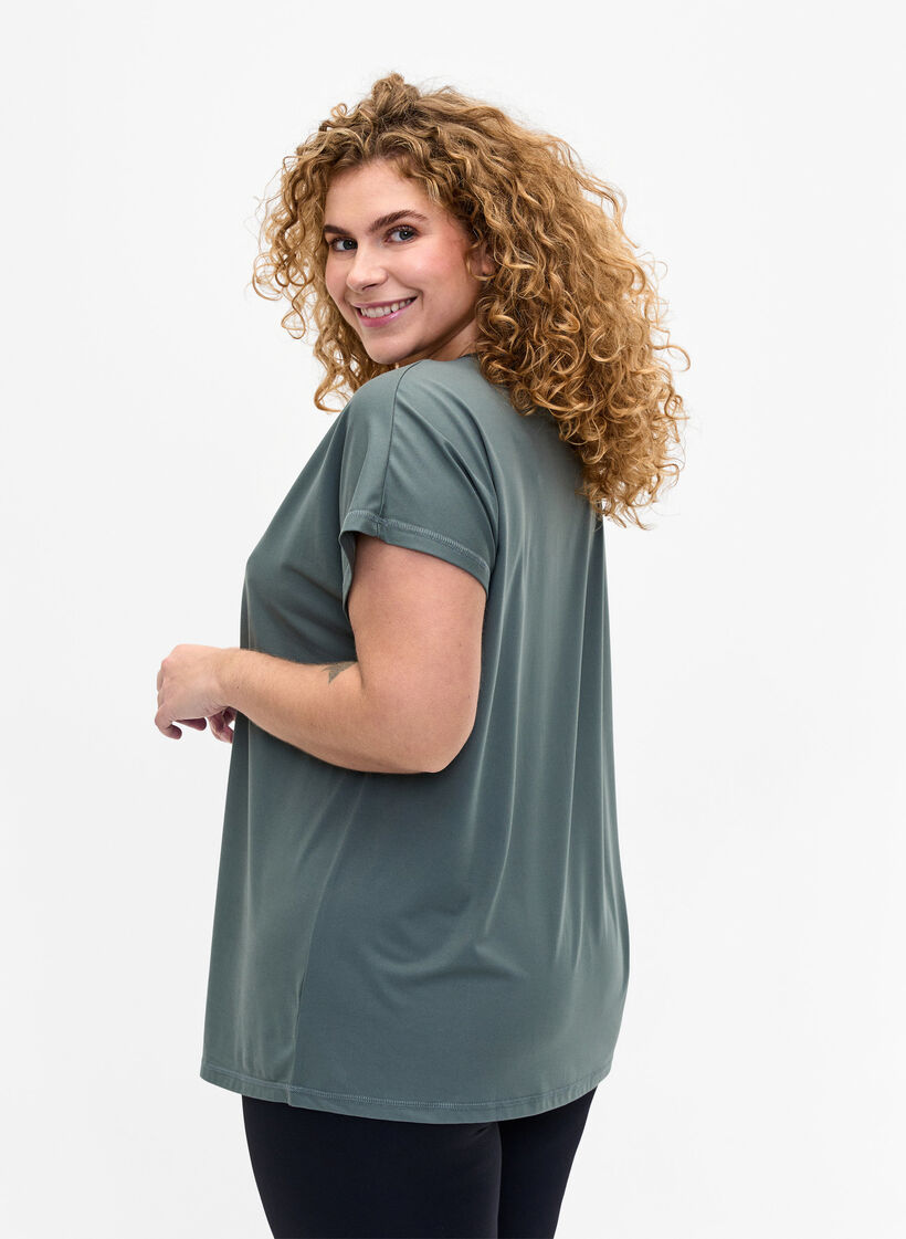 L&oslash;stsittende trenings-t-skjorte med v-hals, Balsam Green, Model image number 1
