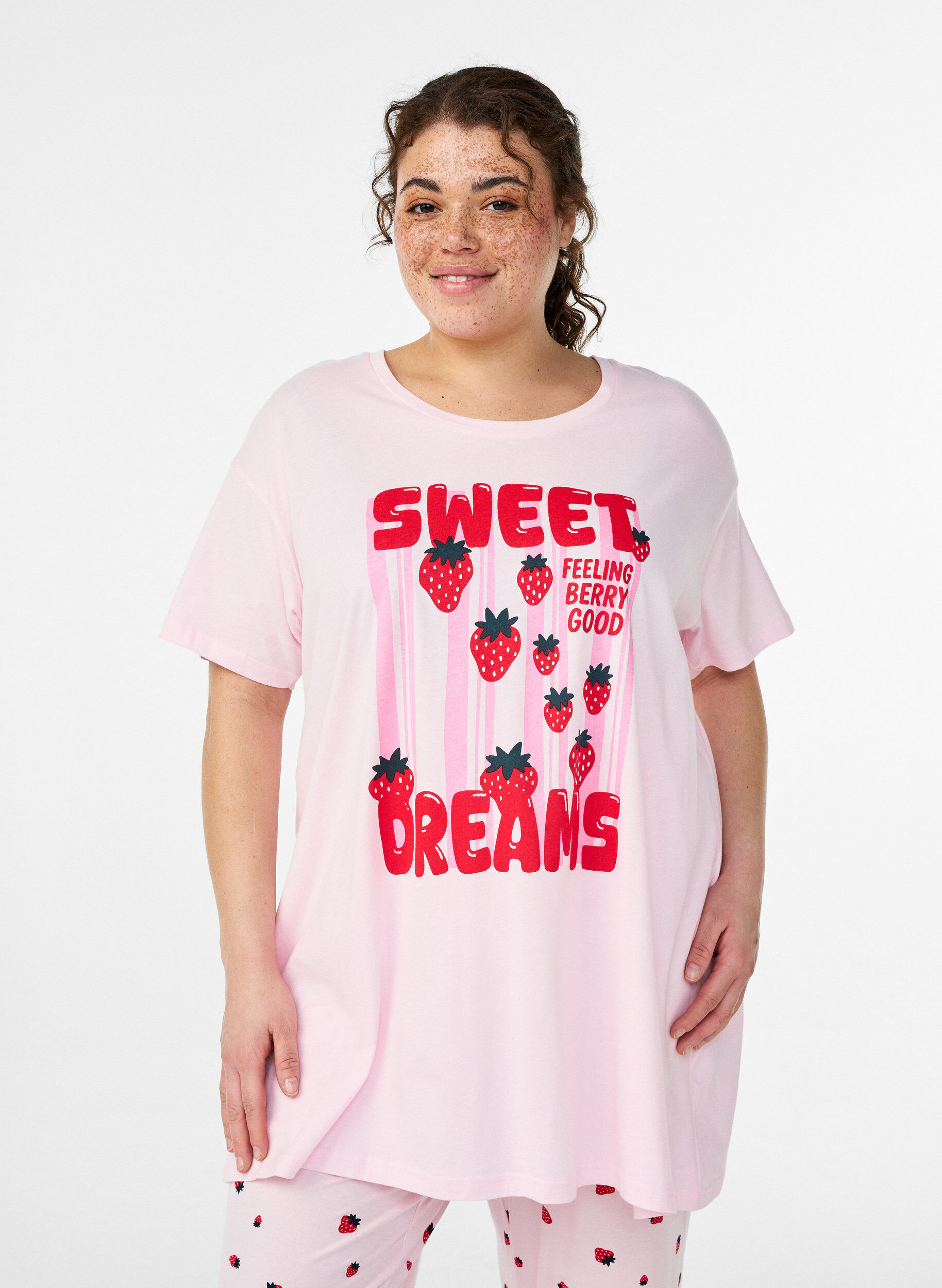 Zizzi Lang natt-T-skjorte i &oslash;kologisk bomull med trykk, Rosa, Model image number 0