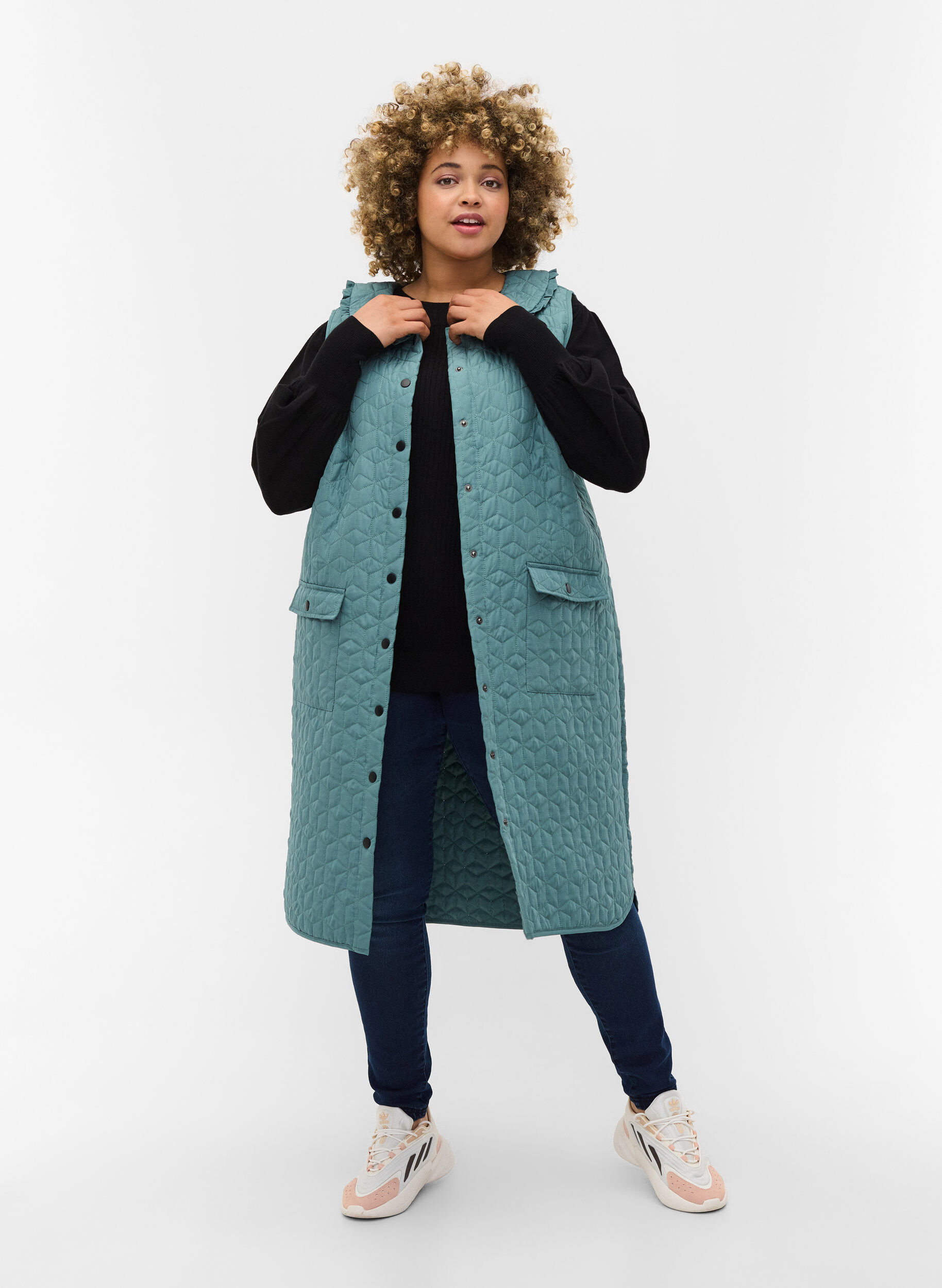 Zizzi Lang quiltet vest med krage og volanger, Sagebrush Green, Model image number 2