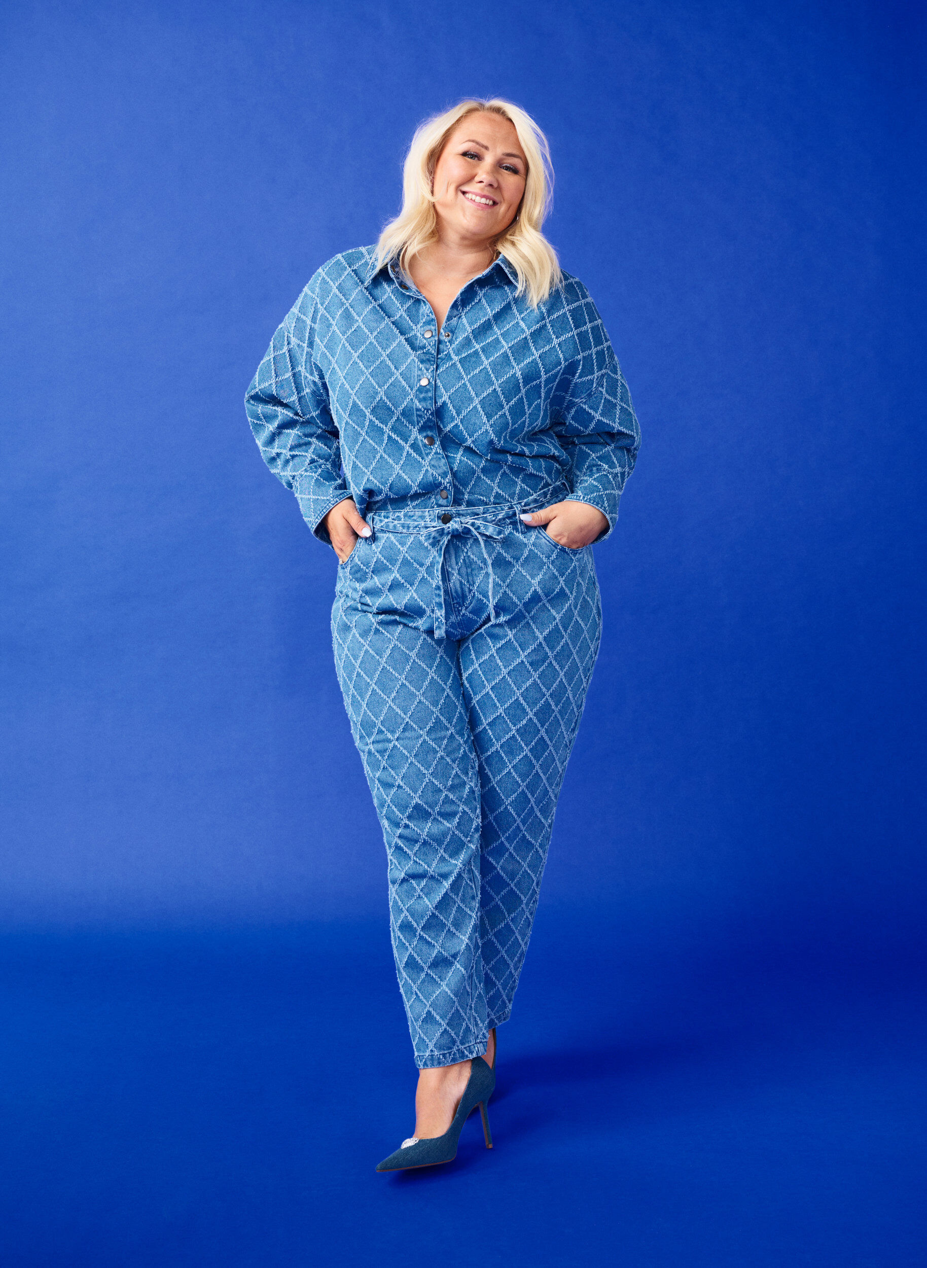 Zizzi Cropped Mille jeans med destroy-m&oslash;nster, Blue Denim, Image image number 0