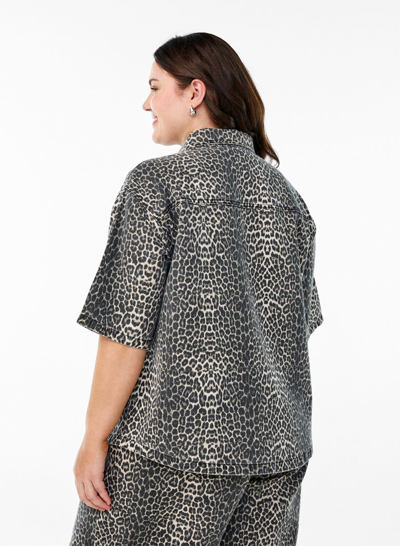 Denimskjorte med leopardmønster og korte ermer, Leopard, Model