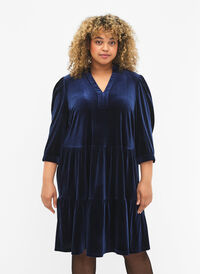 Velurkjole med rysjekrage og trekvartlange ermer, Navy Blazer, Model