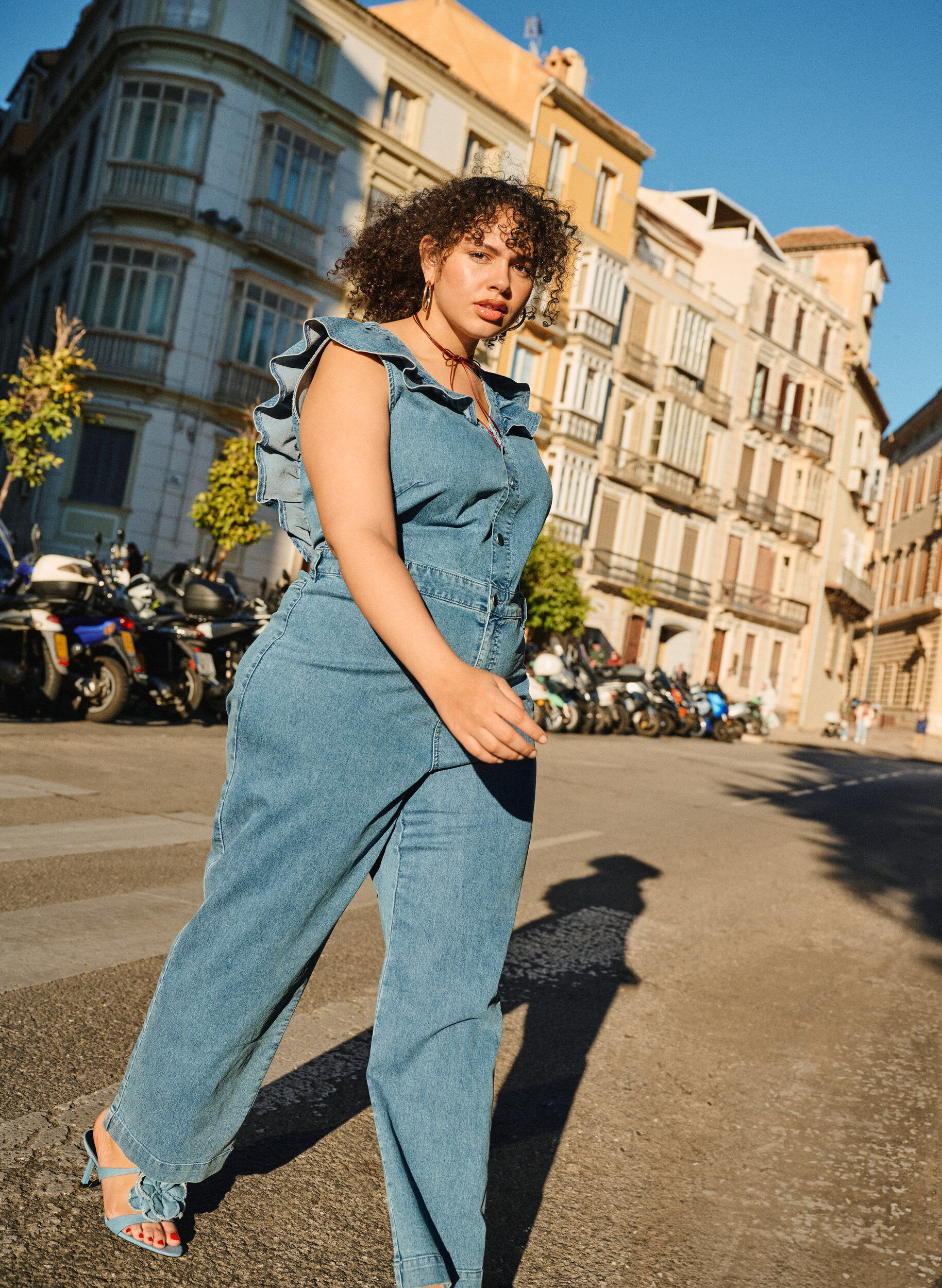 Zizzi Jumpsuit i denim med volanger, Light Blue Denim, Image image number 0