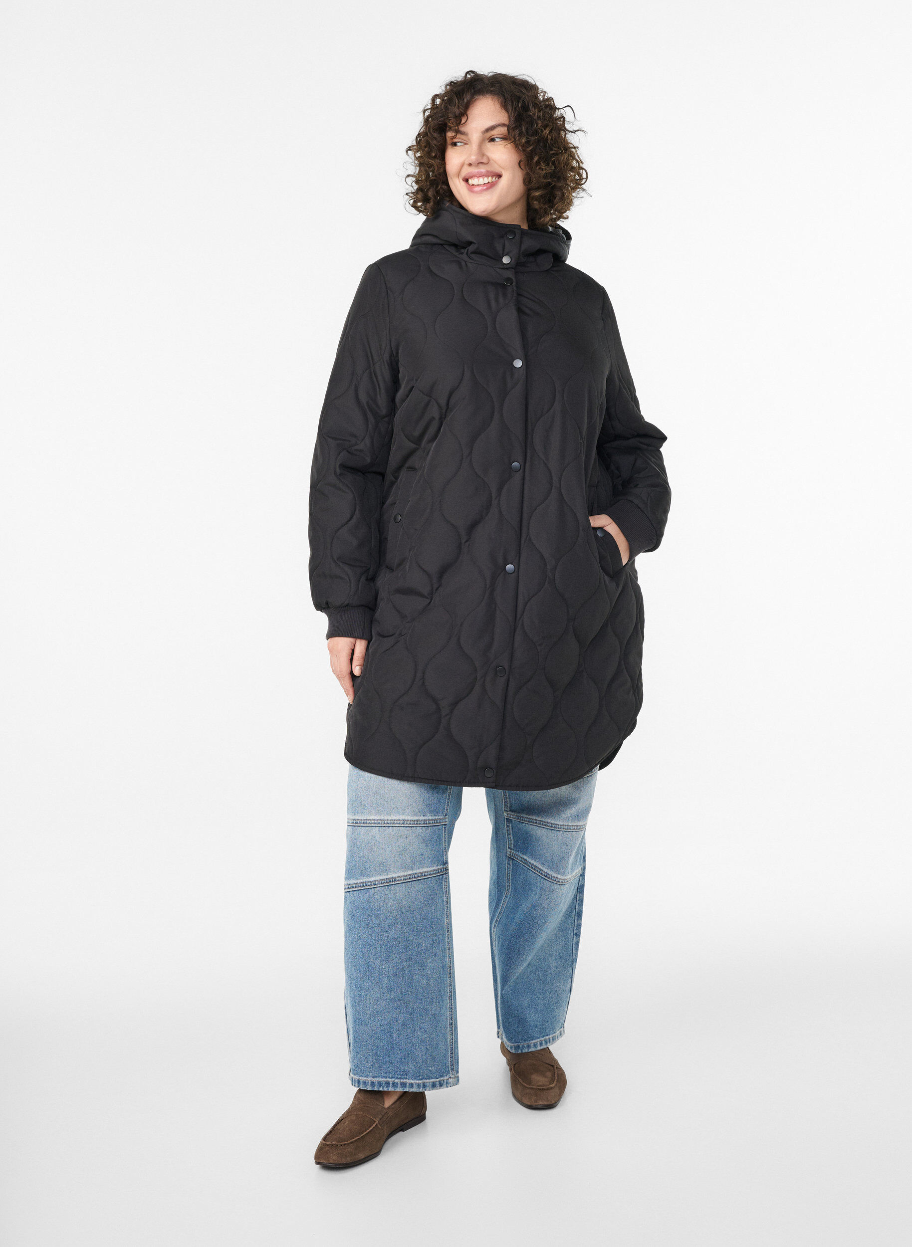 ZizziMellomlang quiltet jakke med hette, Svart, Model image number 1
