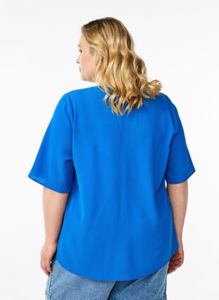 Zizzi Kortermet bluse med V-hals, Blå, Model image number 2