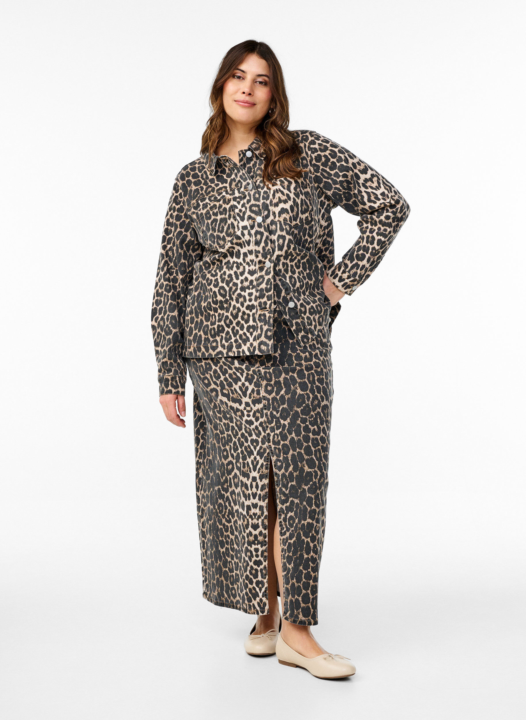 Zizzi Denimjakke med leopardm&oslash;nster og brystlommer, Brun, Model image number 1