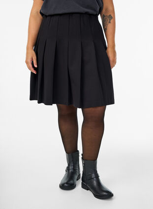 Zizzi Kort plissert skjørt med elastisk midje, Black, Model image number 2