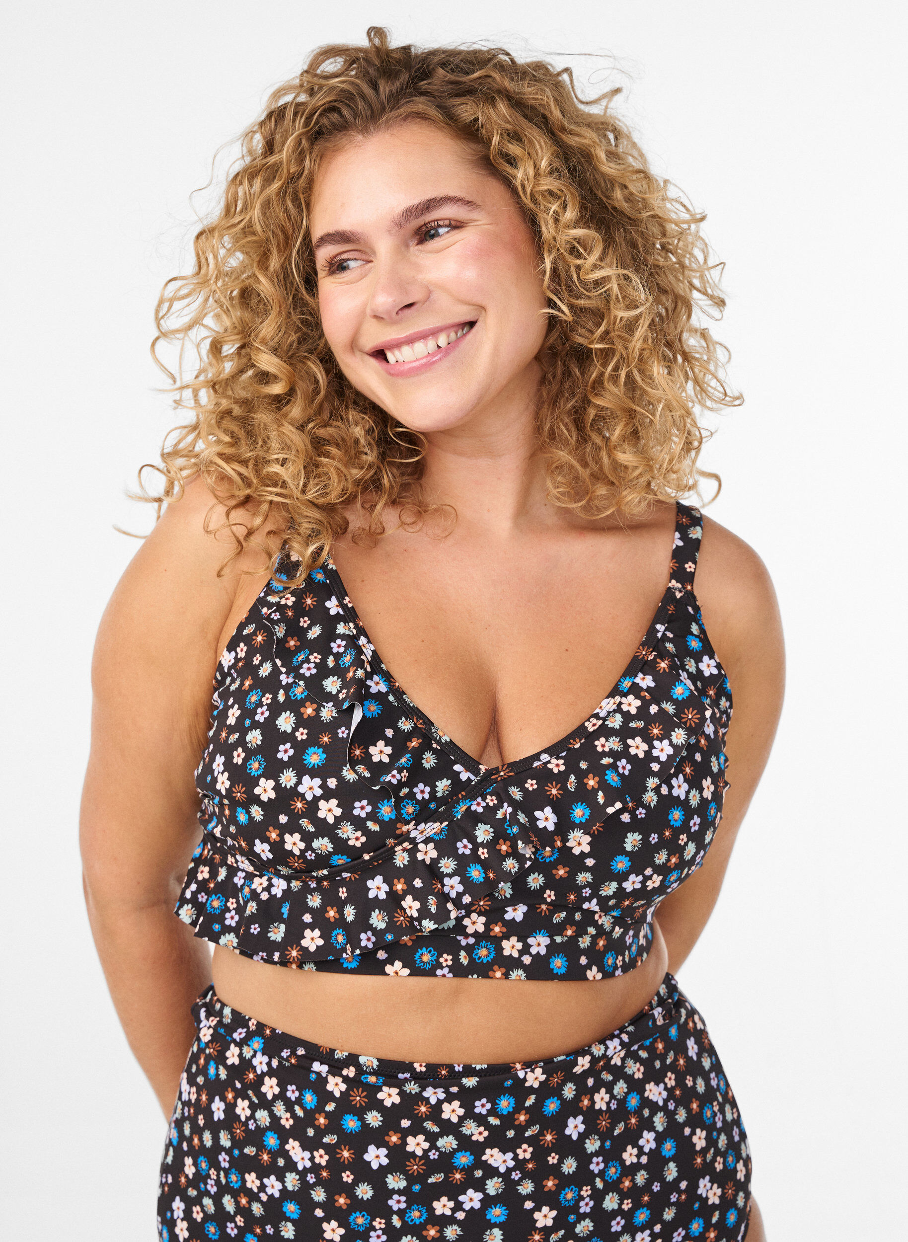 Blomstrete bikinioverdel med volangdetaljer, Brun, Model