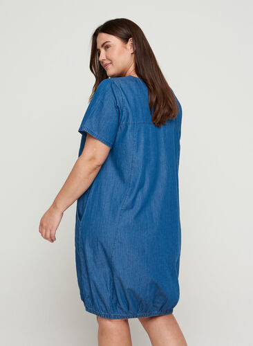Kortermet denimkjole med lommer, Blue denim, Model image number 1