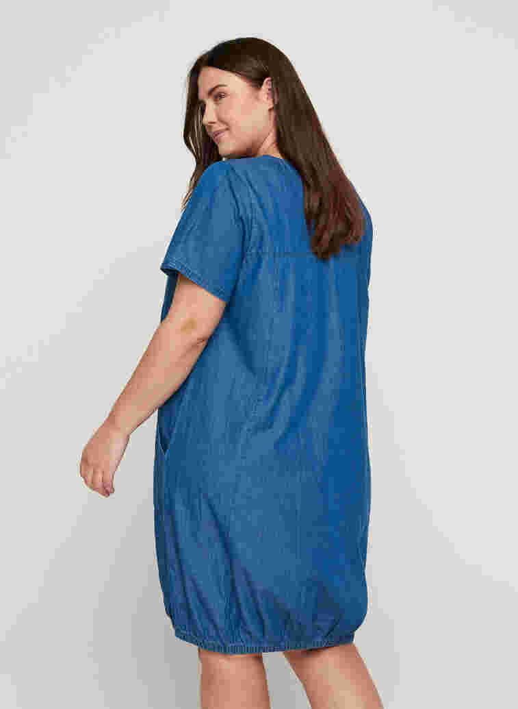 Kortermet denimkjole med lommer, Blue denim, Model image number 1
