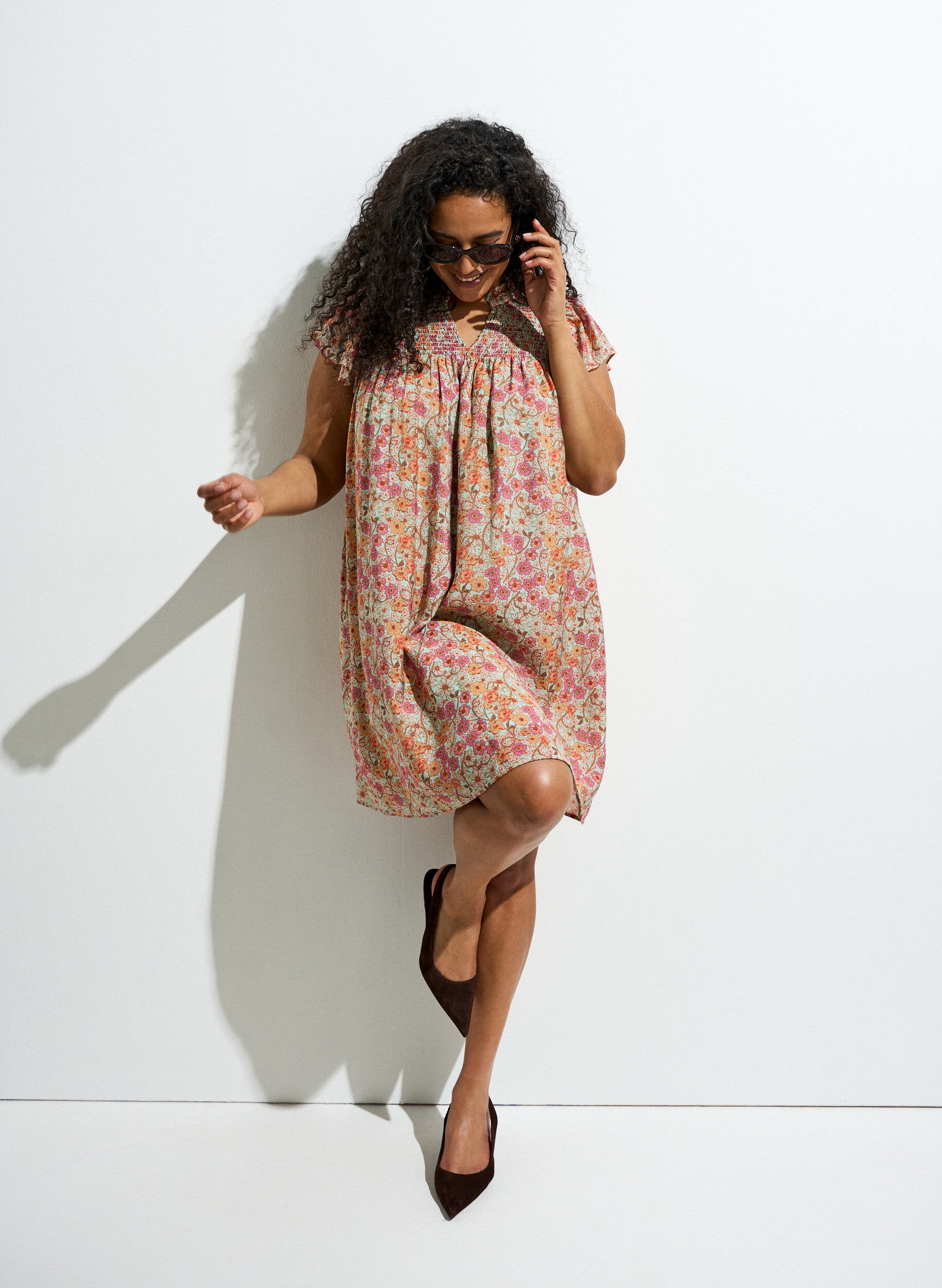 ZizziKort kjole i viskose med smocking og blomstertrykk, Orange, Image image number 0