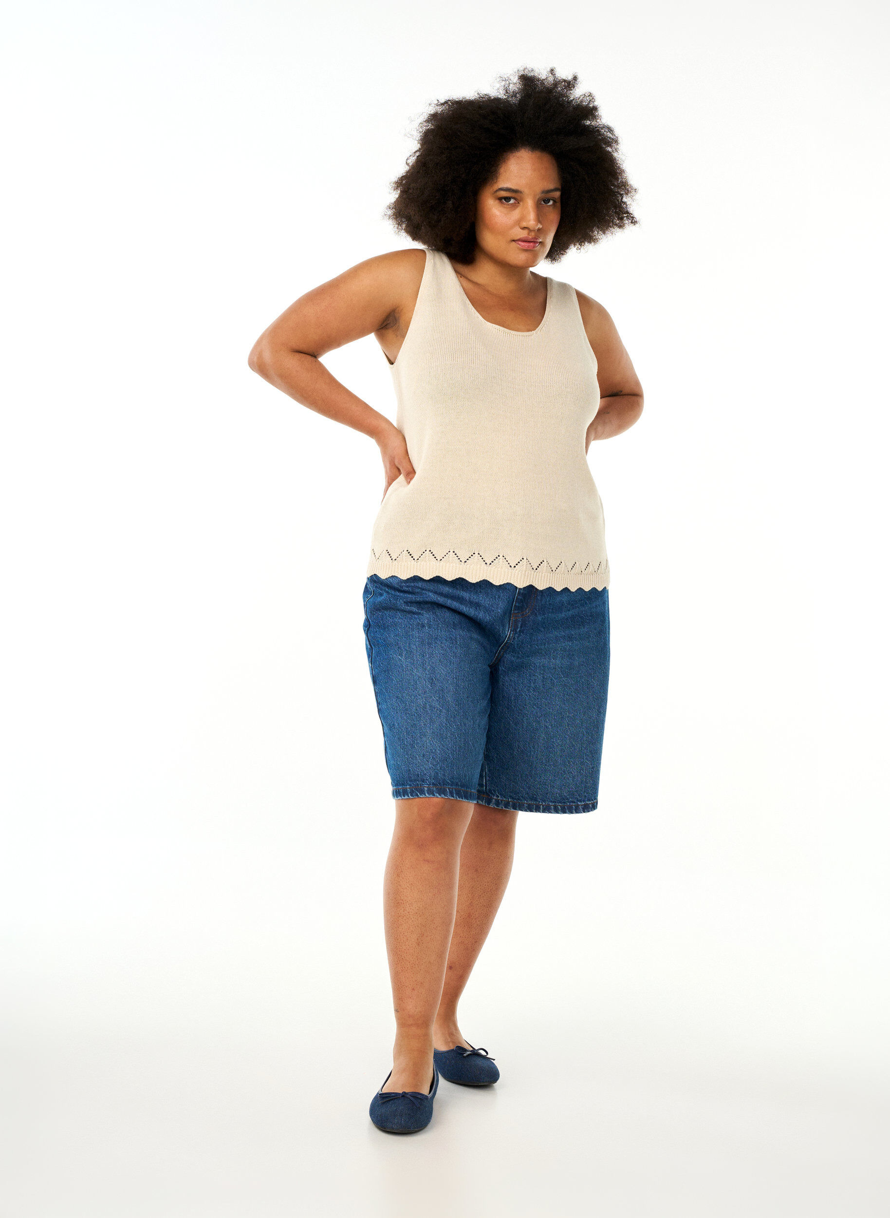 Zizzi Ermel&oslash;s strikket topp med b&oslash;lgekant, Sandshell, Model image number 2