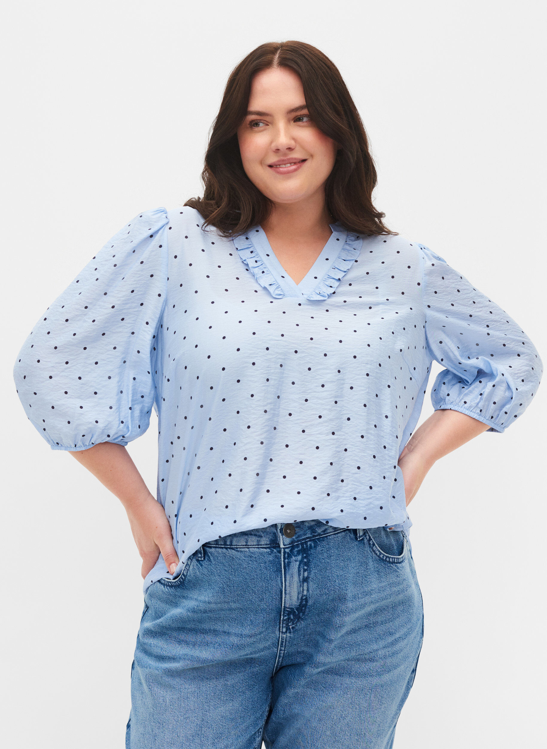 Zizzi Prikkete bluse med 3/4 ermer i viskosemateriale, Light Blue Dot, Model image number 0