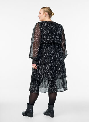 Zizzi Midikjole i chiffon med prikkete mønster, Svart, Model image number 1