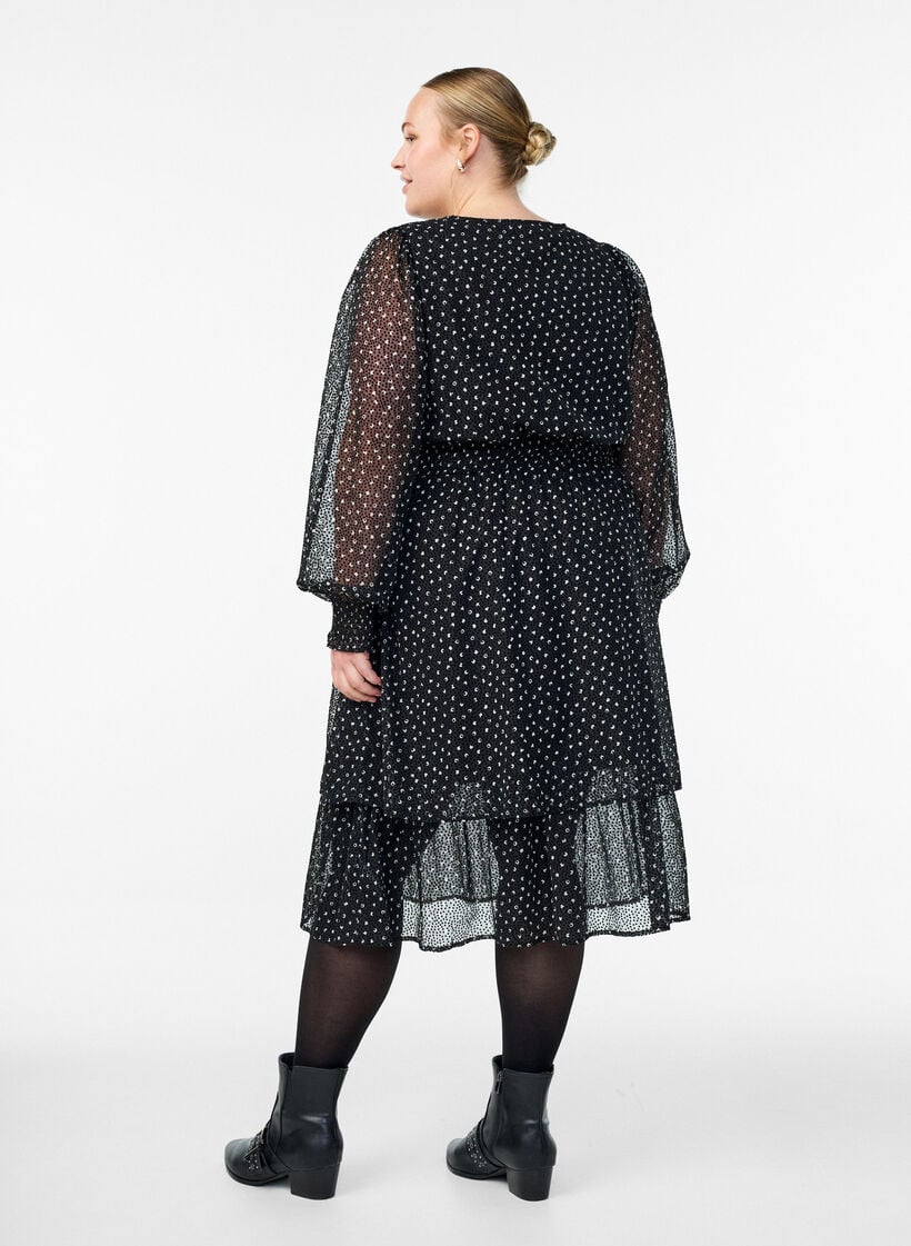 Midikjole i chiffon med prikkete mønster, Svart, Model image number 1