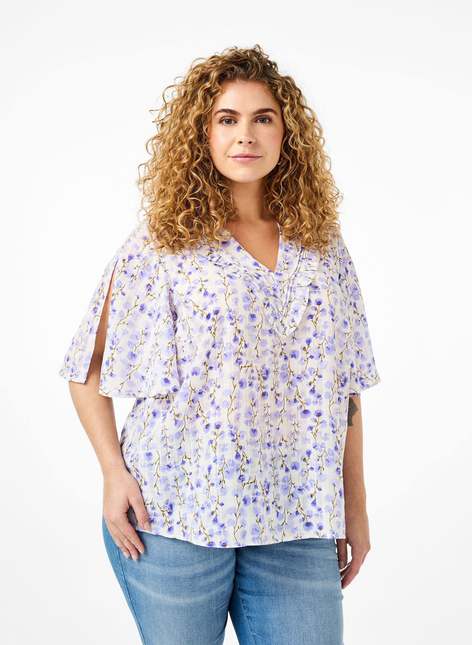 Bluse med V-hals og korte ermer med blomstertrykk, Hvit, Model