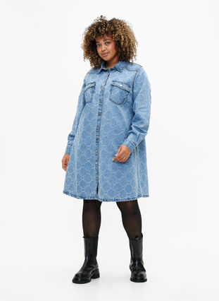 Zizzi Denimkjole med destroy-mønster, Blue denim, Model image number 2