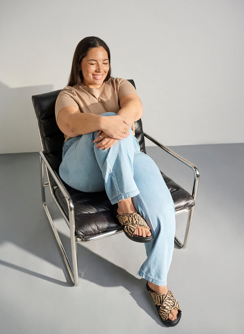 Wide fit - Slip-on sandal med volangkanter, Zebra AOP, Image