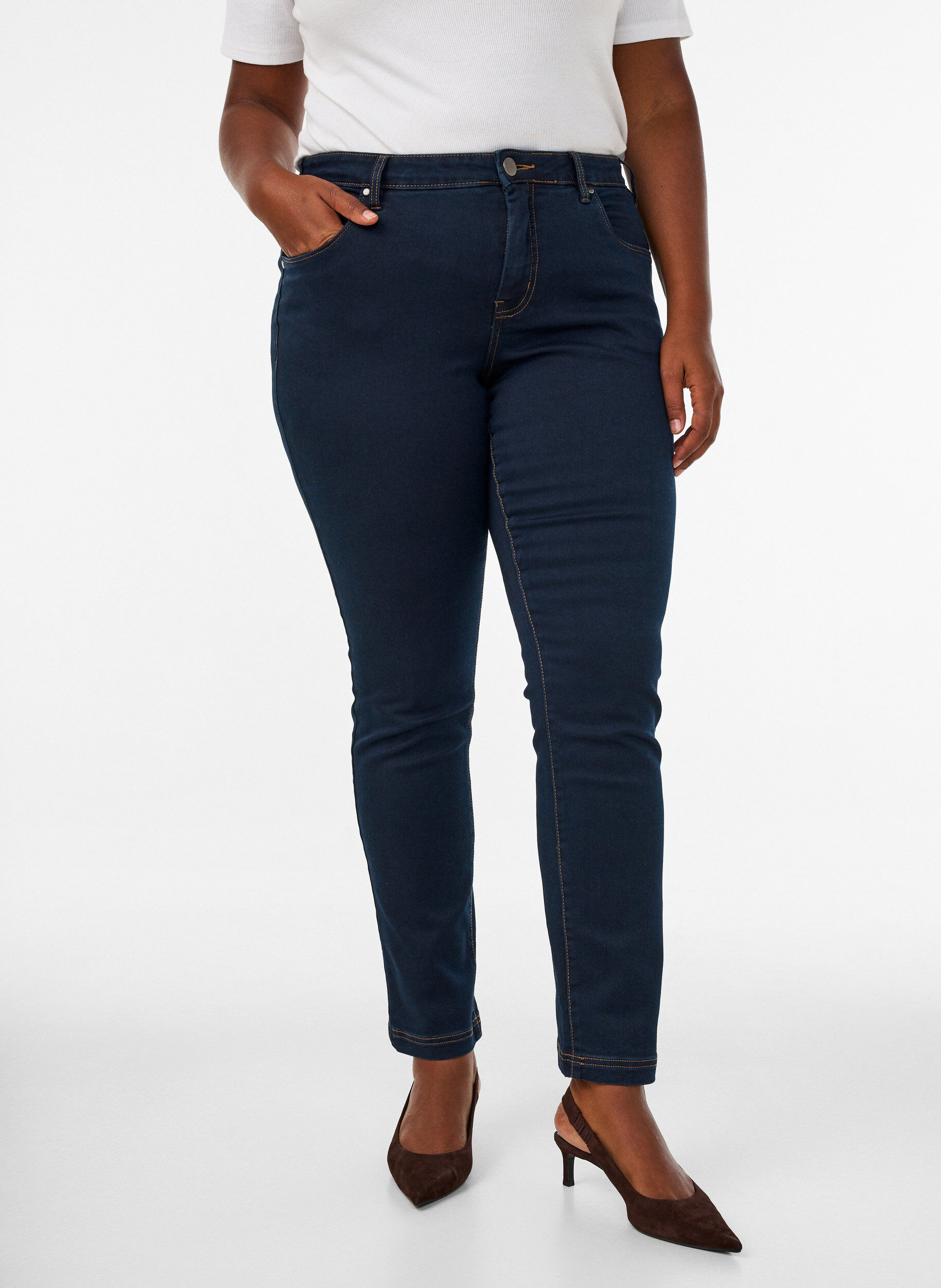 ZizziSlim fit Emily jeans med normal h&oslash;yde i livet, Bl&aring;, Model image number 3