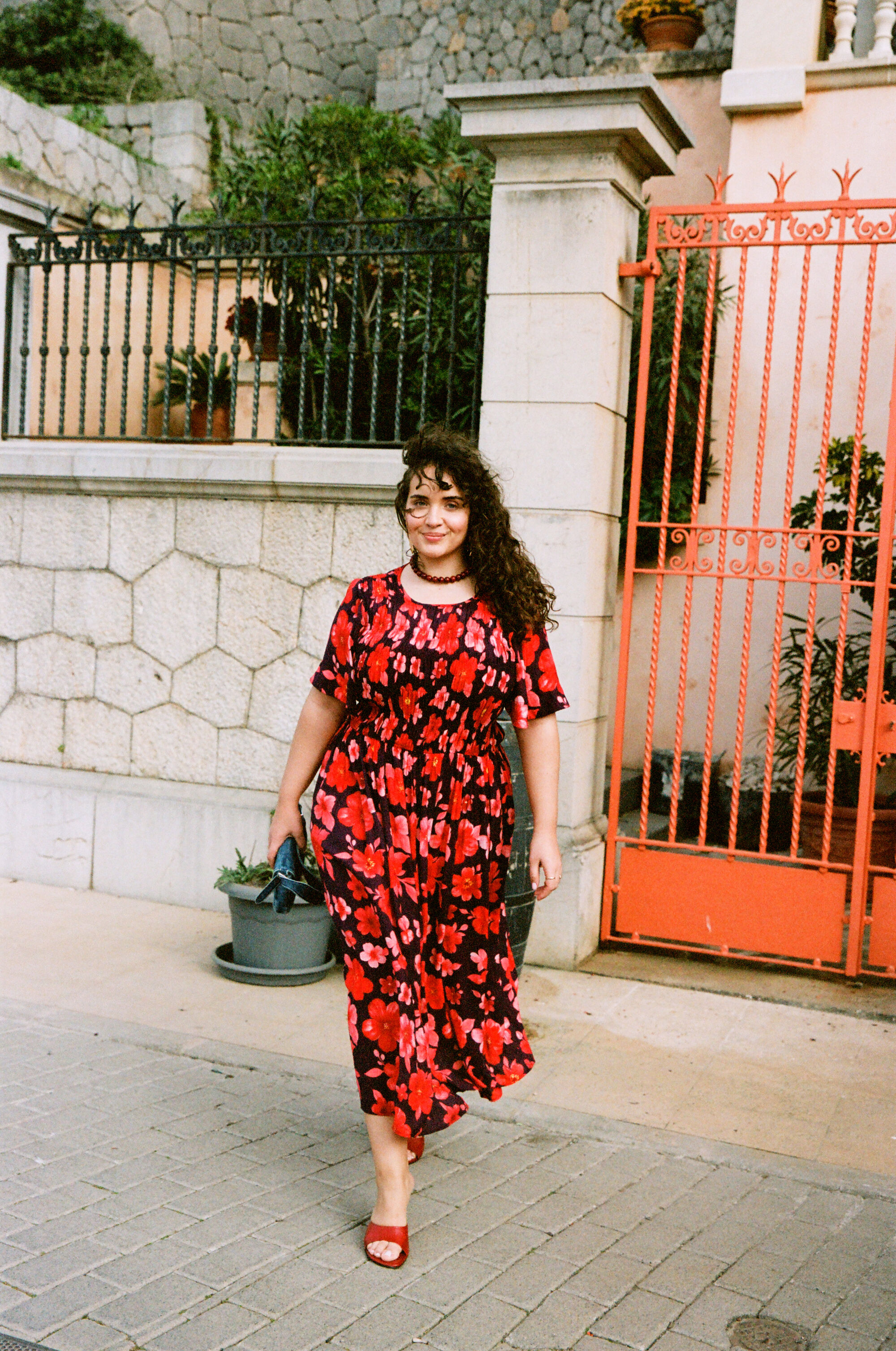 ZizziBlomstrende eleganse i r&oslash;dt, , Model