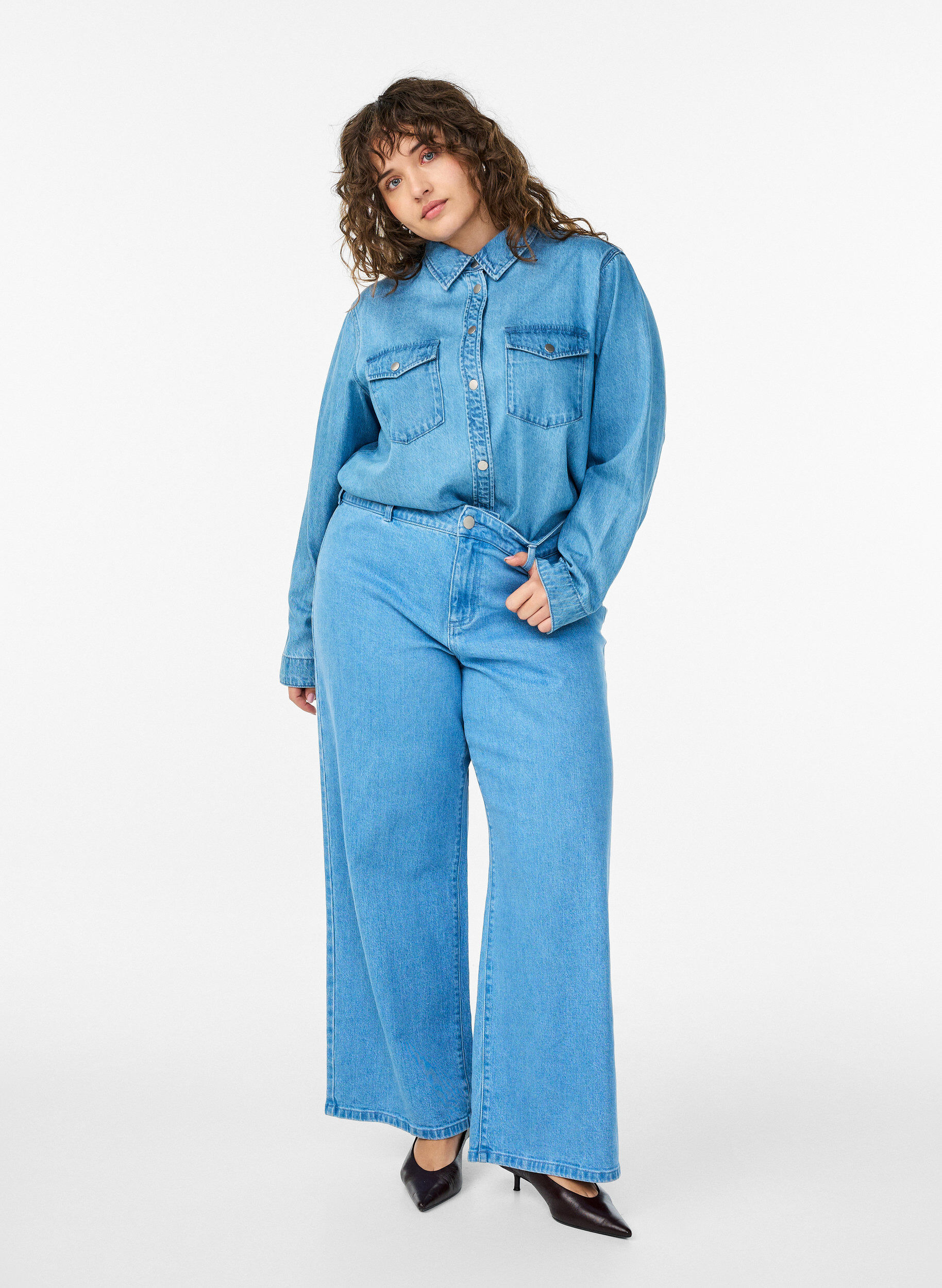 Zizzi Denimskjorte med brystlommer, Bl&aring;, Model image number 1