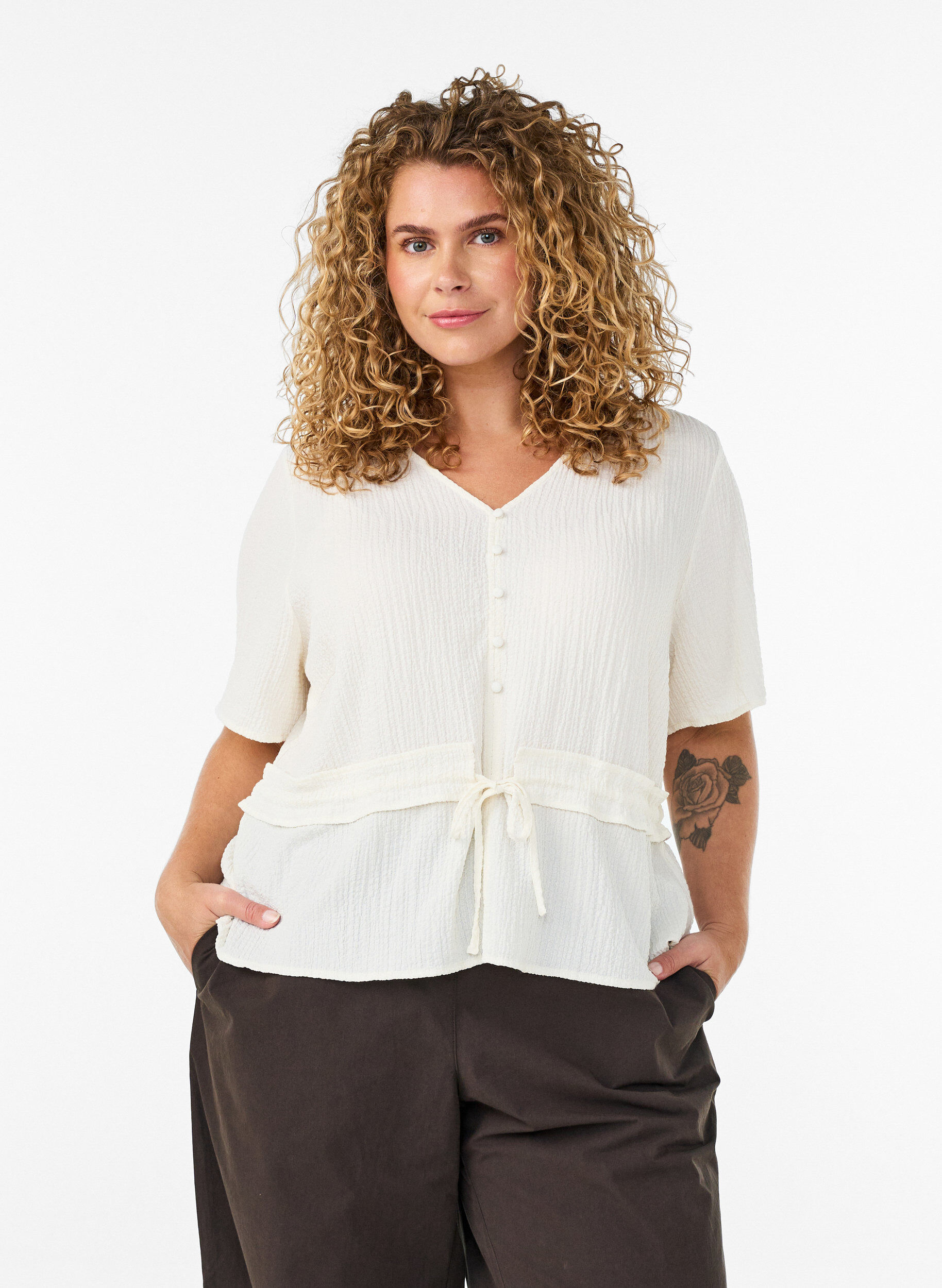 Bluse med tekstur og knytebelte, Vanilje, Model