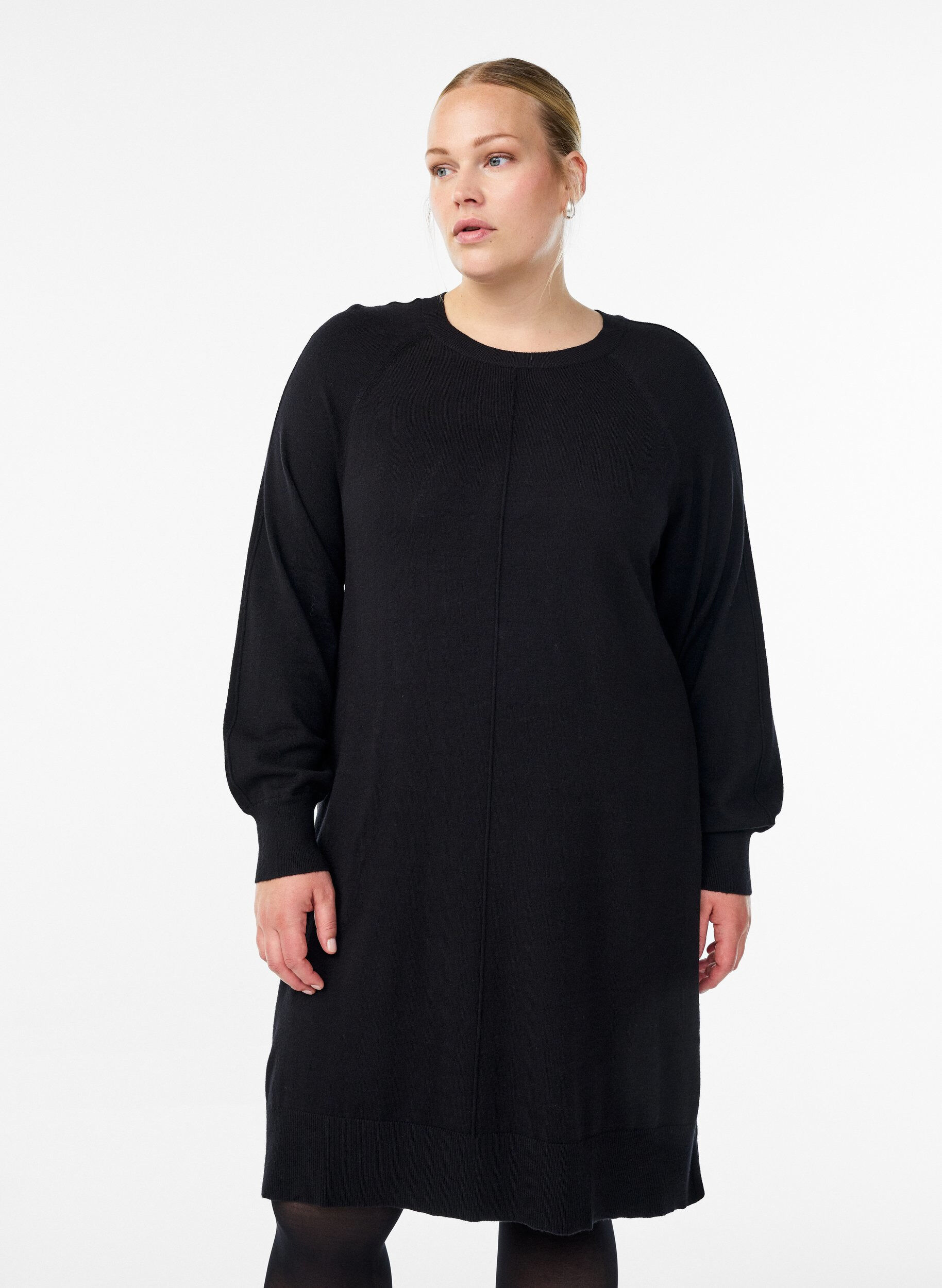 Kort strikkekjole med raglanermer og en midts&oslash;m, Svart, Model