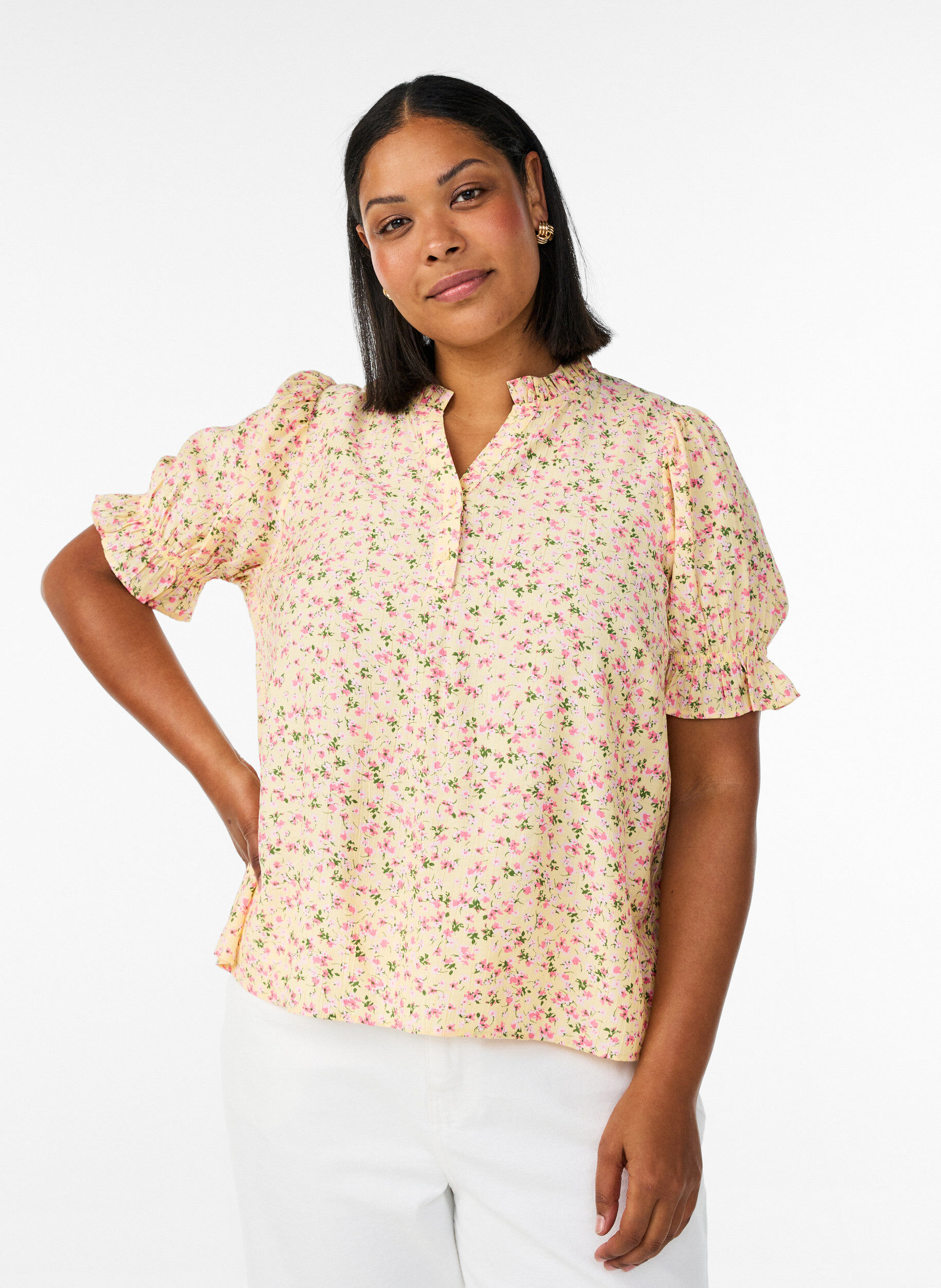 Bluse i viskose med blomstertrykk, korte ermer og volangkrage, Gul, Model