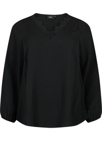 Bluse med v-hals og blondekant