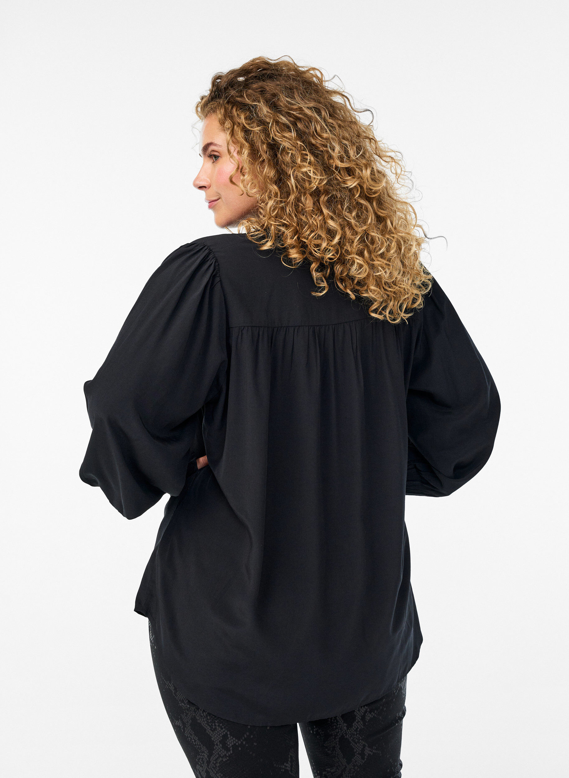 ZizziBluse med rysjekrage og rynking, Svart, Model image number 2