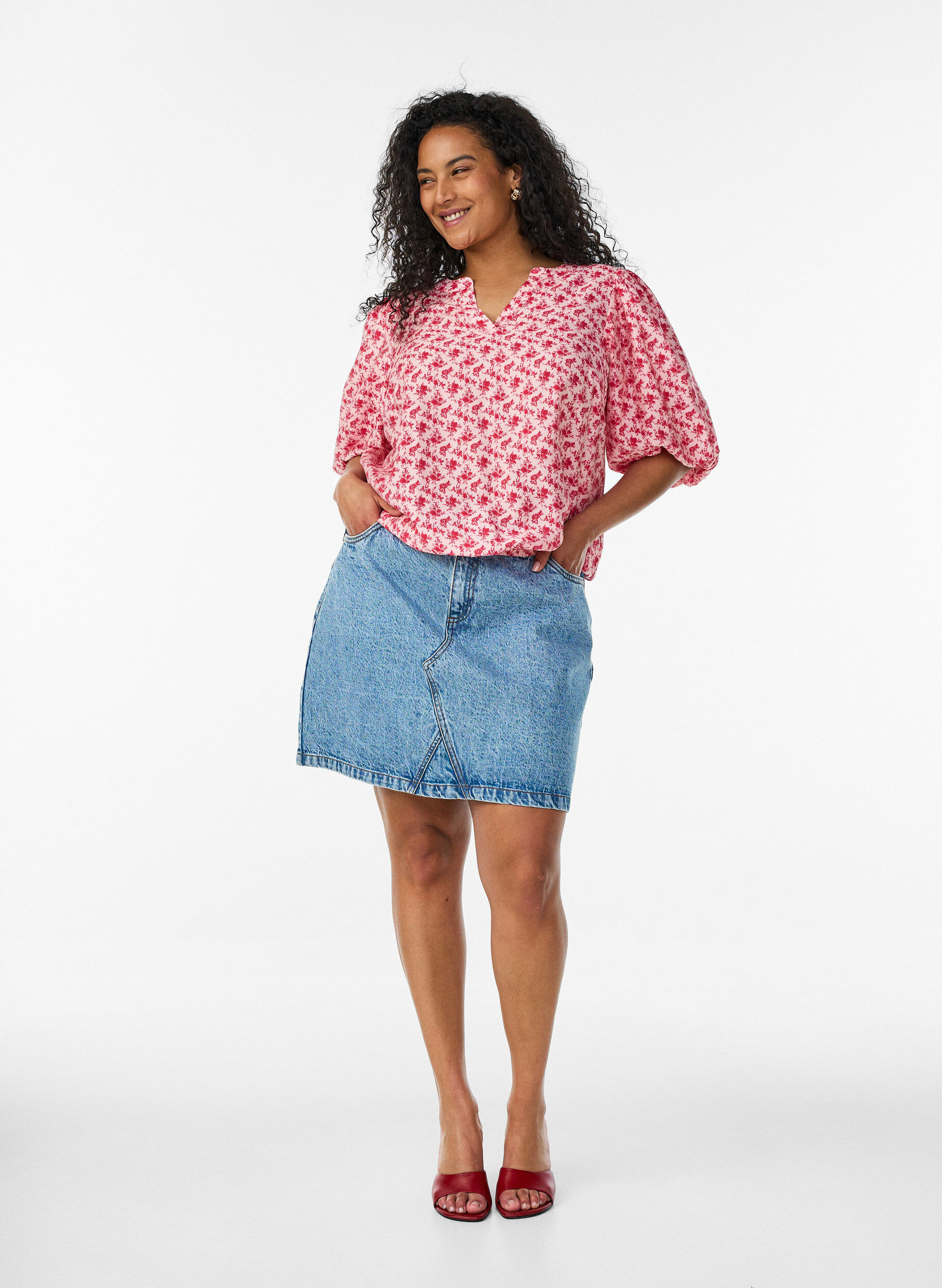 ZizziBluse i blomstrete viskose med ballongermer, R&oslash;d, Model image number 1