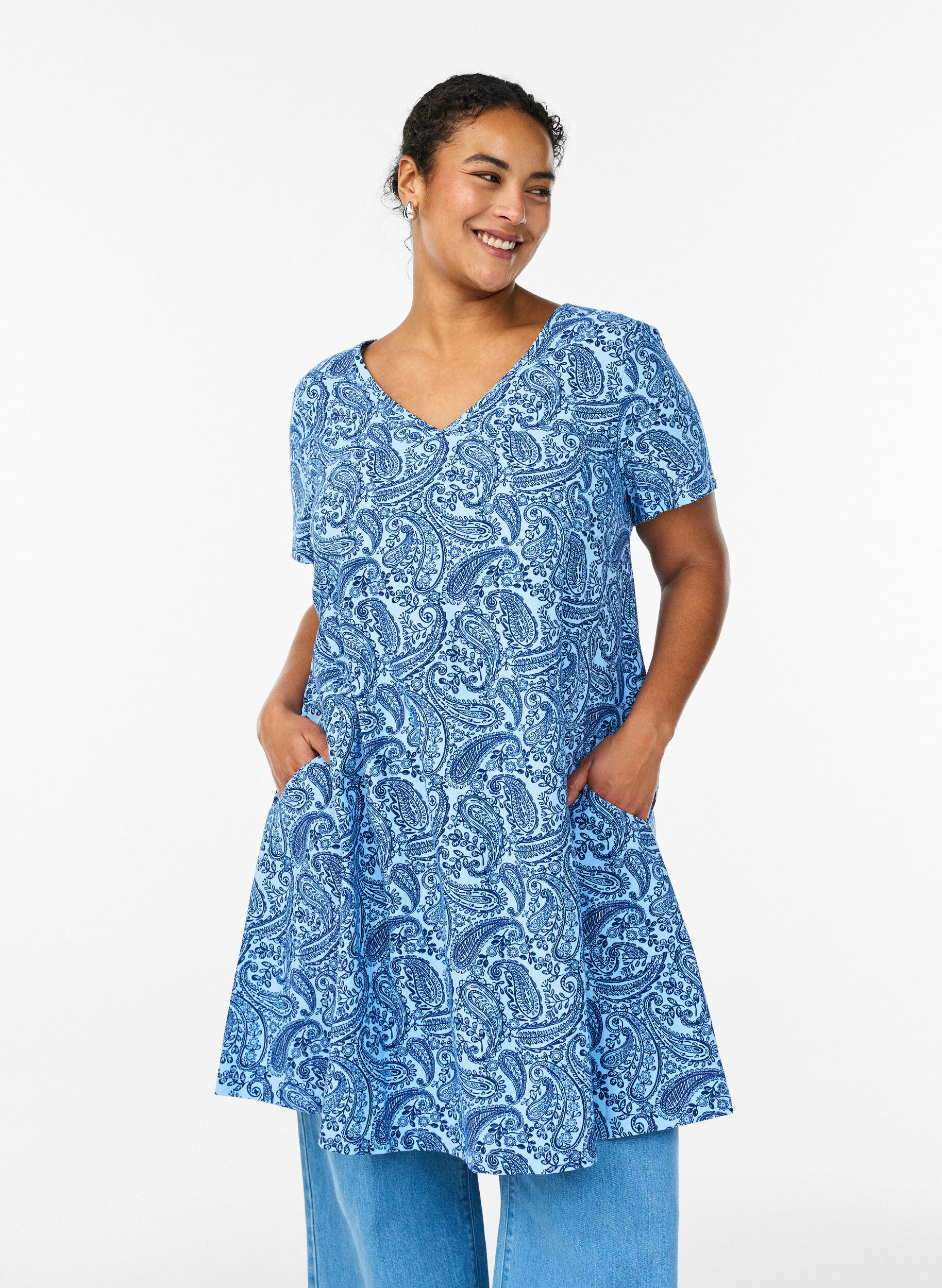 Kort A-linje kjole med paisleytrykk, Bl&aring;, Model