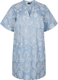 Kort kjole med et dekorativt hullmønster, Faded Denim w. White