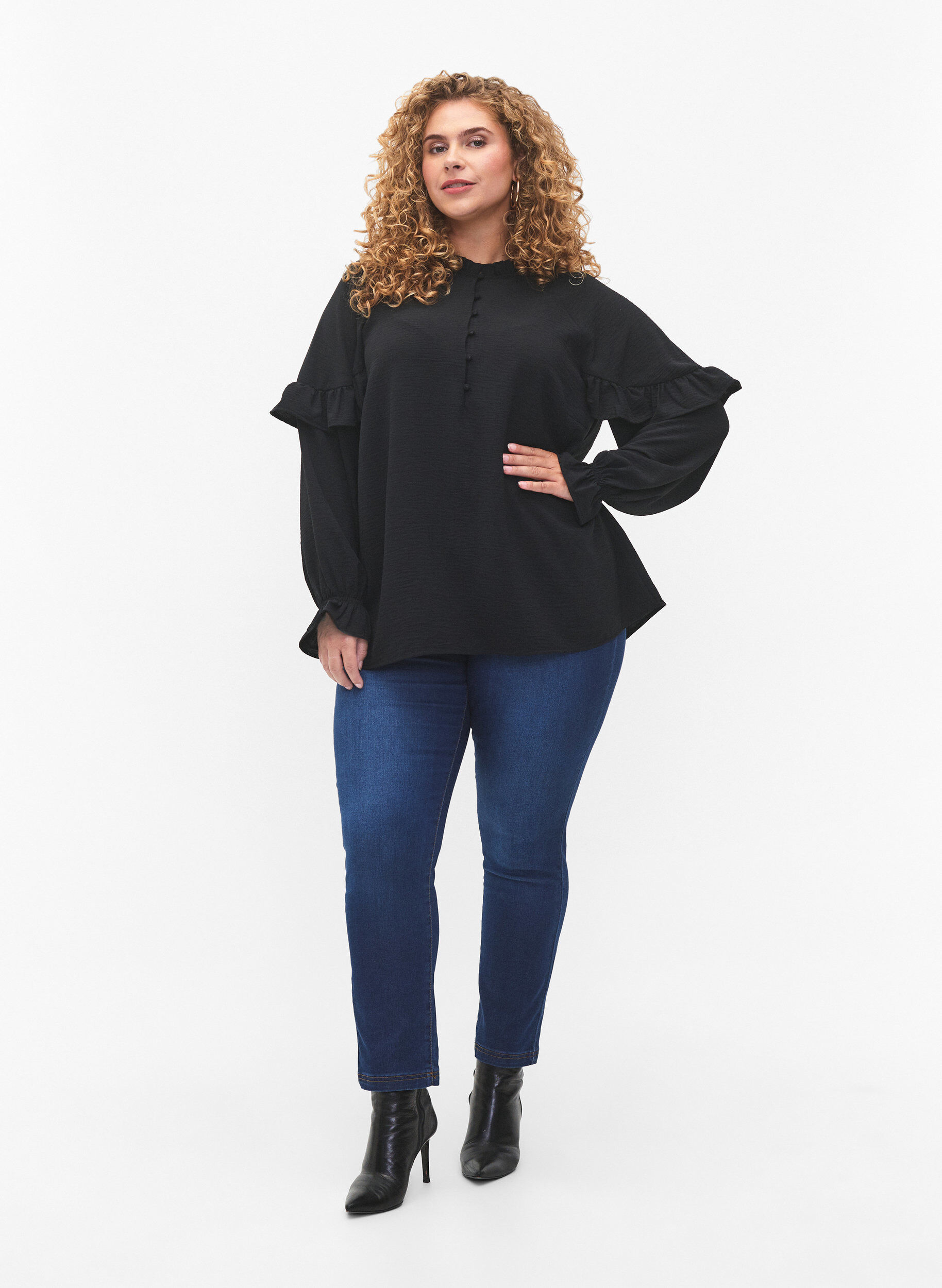 Zizzi Bluse med volanger og knapper, Black, Model image number 2