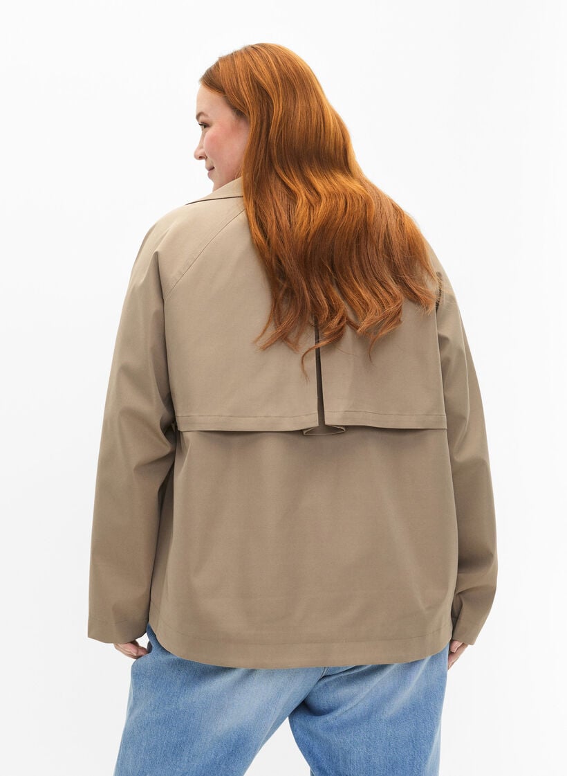 Kort trenchcoat med trykknapplukking, Coriander, Model image number 1