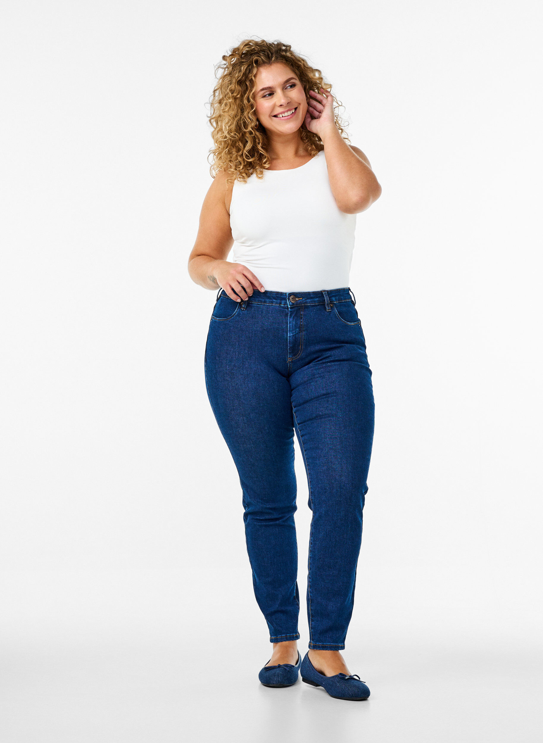 Emily jeans i smal passform og normalt h&oslash;y midje, Bl&aring;, Model