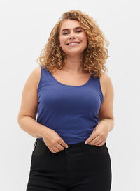 Ensfarget basistopp i bomull, Deep Cobalt, Model